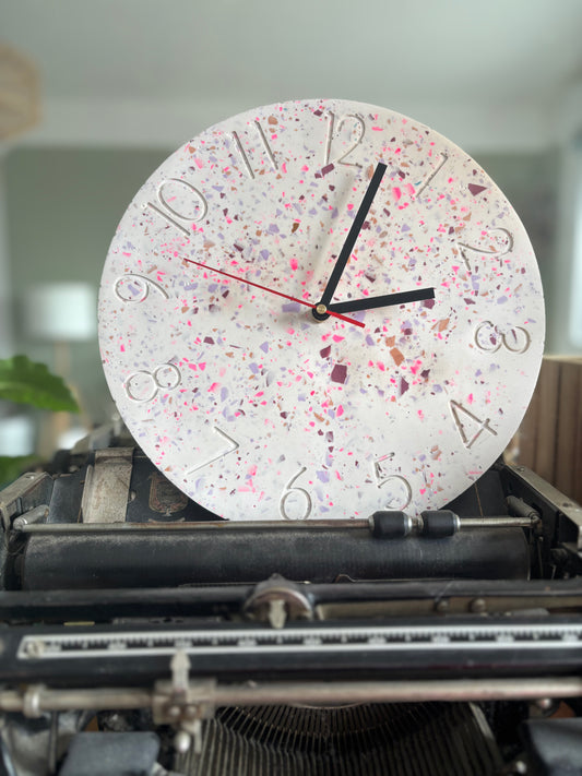 Horloge murale artisanale en jesmonite terrazzo – design unique