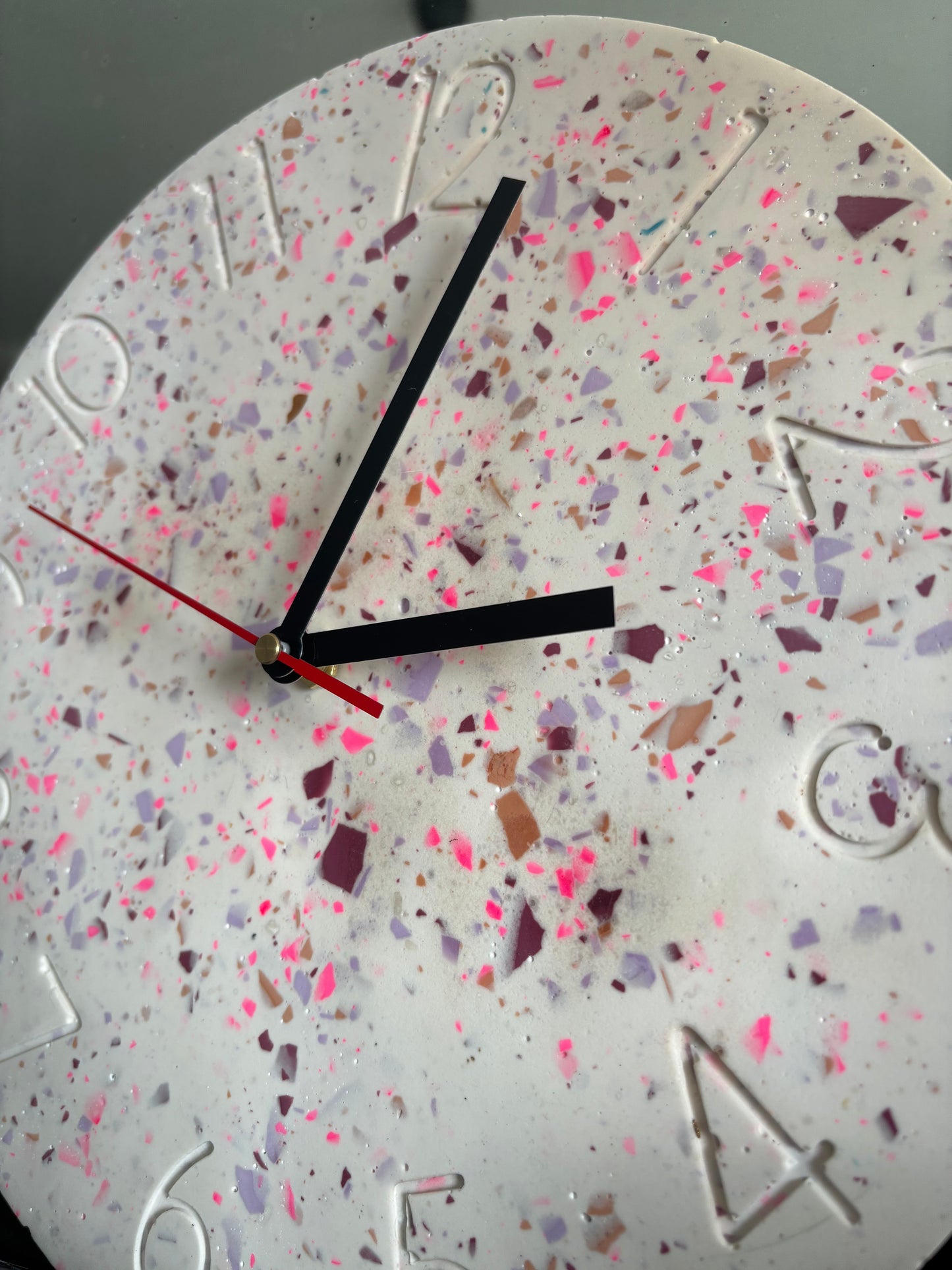 Horloge murale artisanale en jesmonite terrazzo – design unique