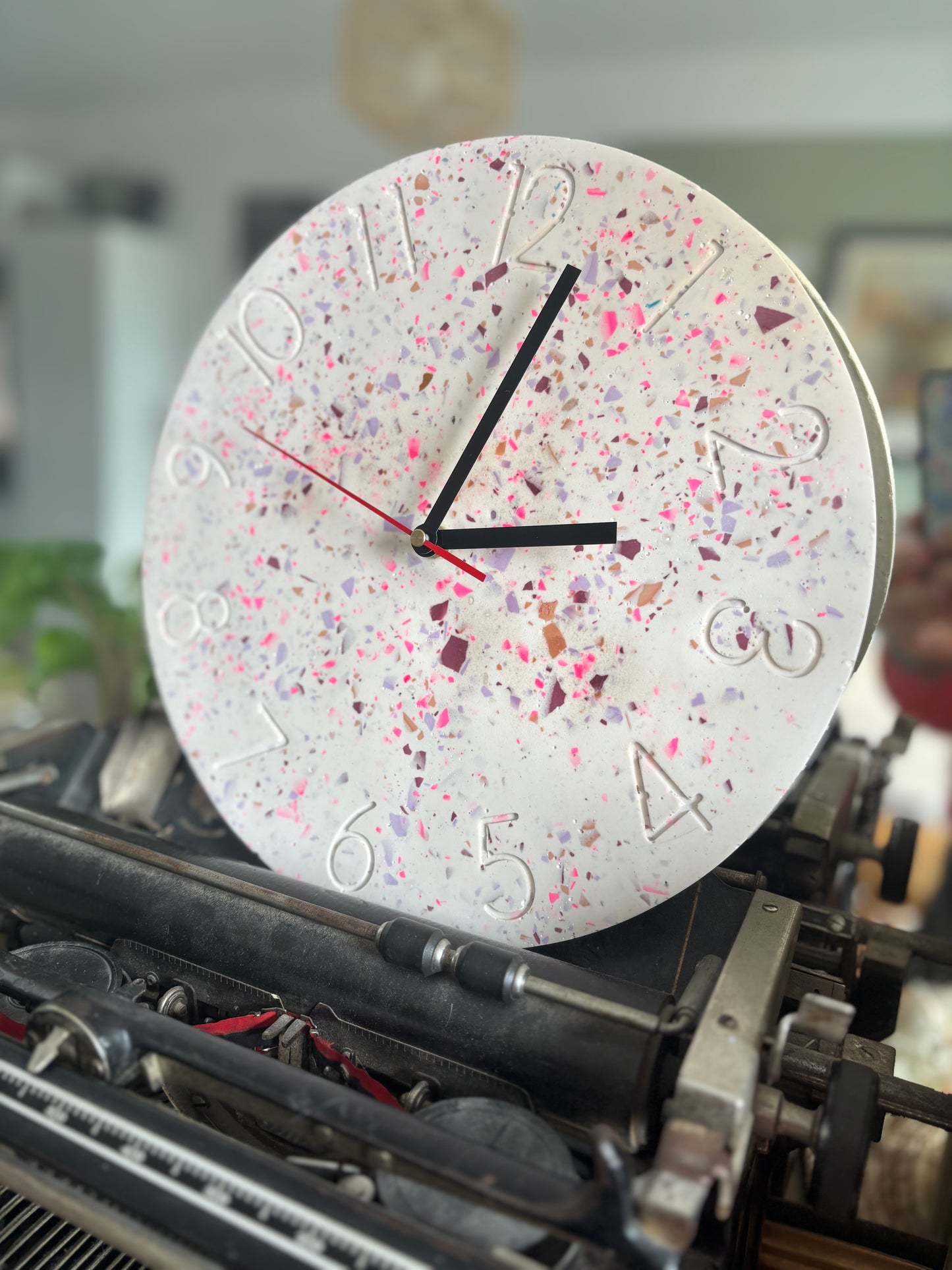 Horloge murale artisanale en jesmonite terrazzo – design unique