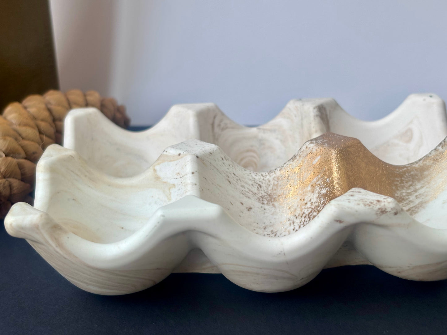 Support à Œufs en Jesmonite Marbre – Blanc, Marron & Dore | Studio Unik
