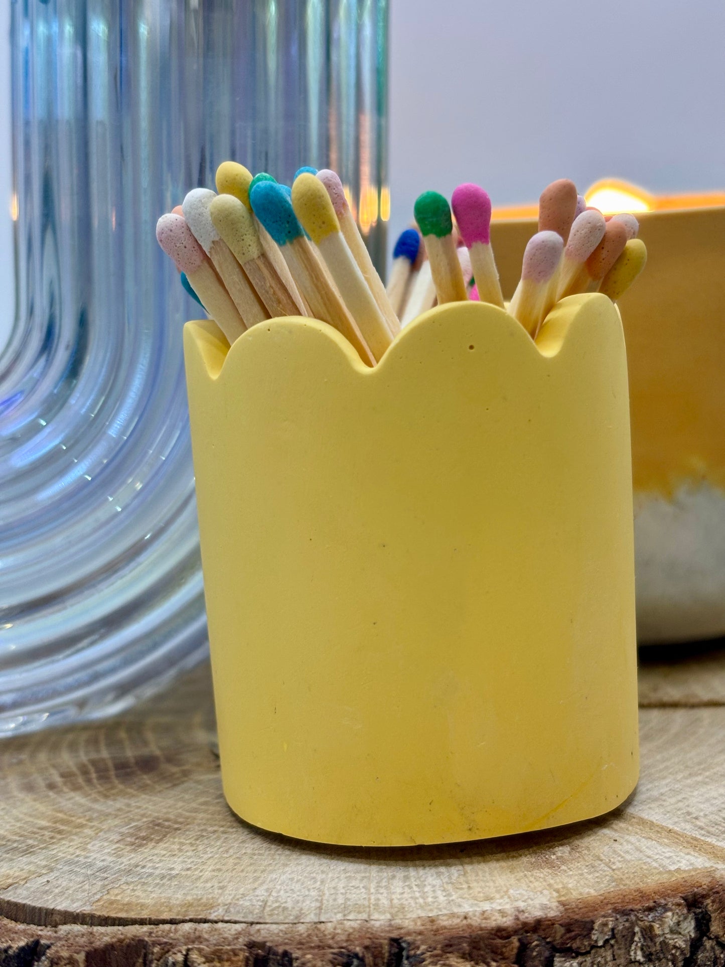Pot à allumettes colorées avec grattoir intégré