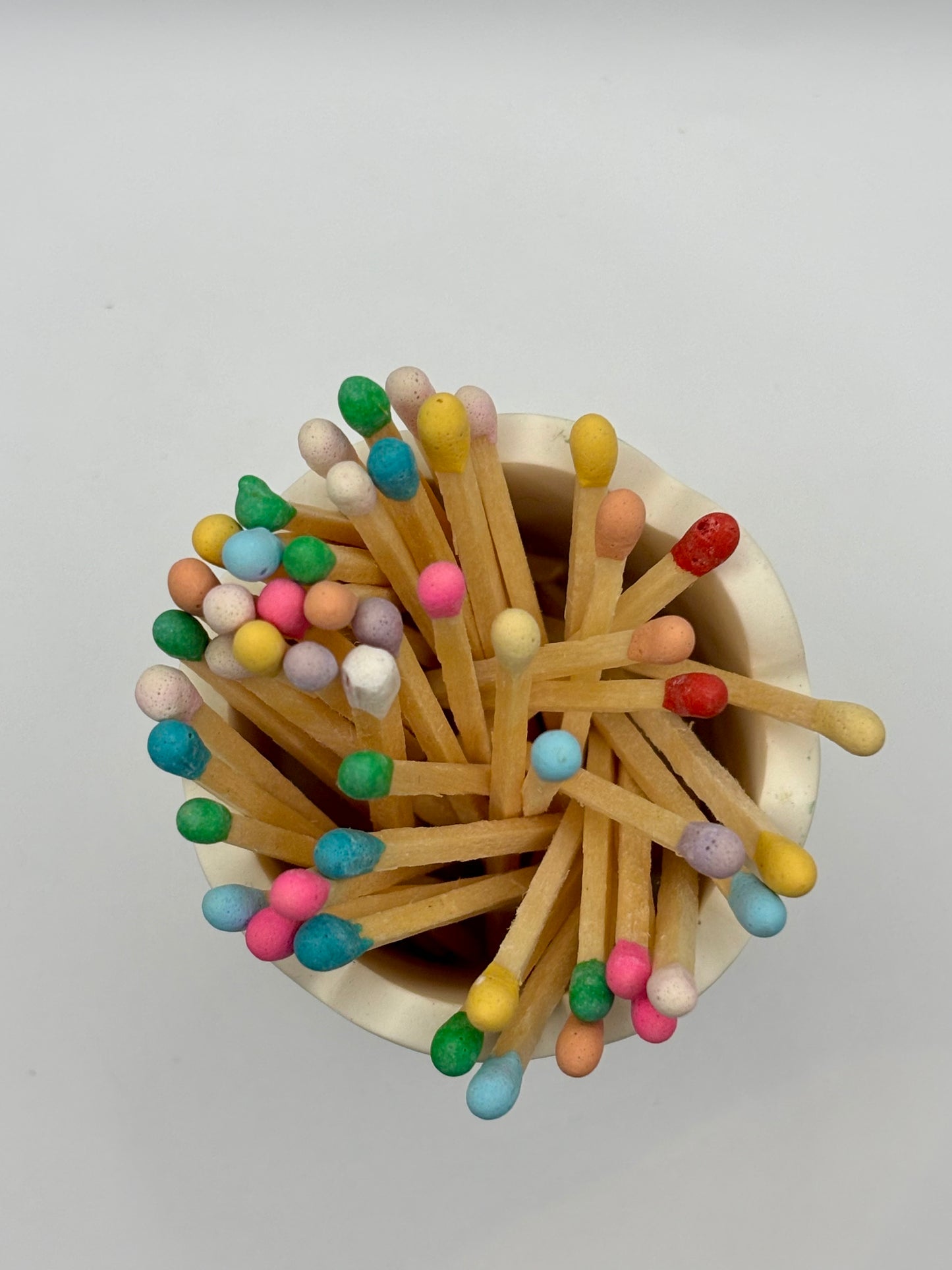 Pot à allumettes colorées avec grattoir intégré