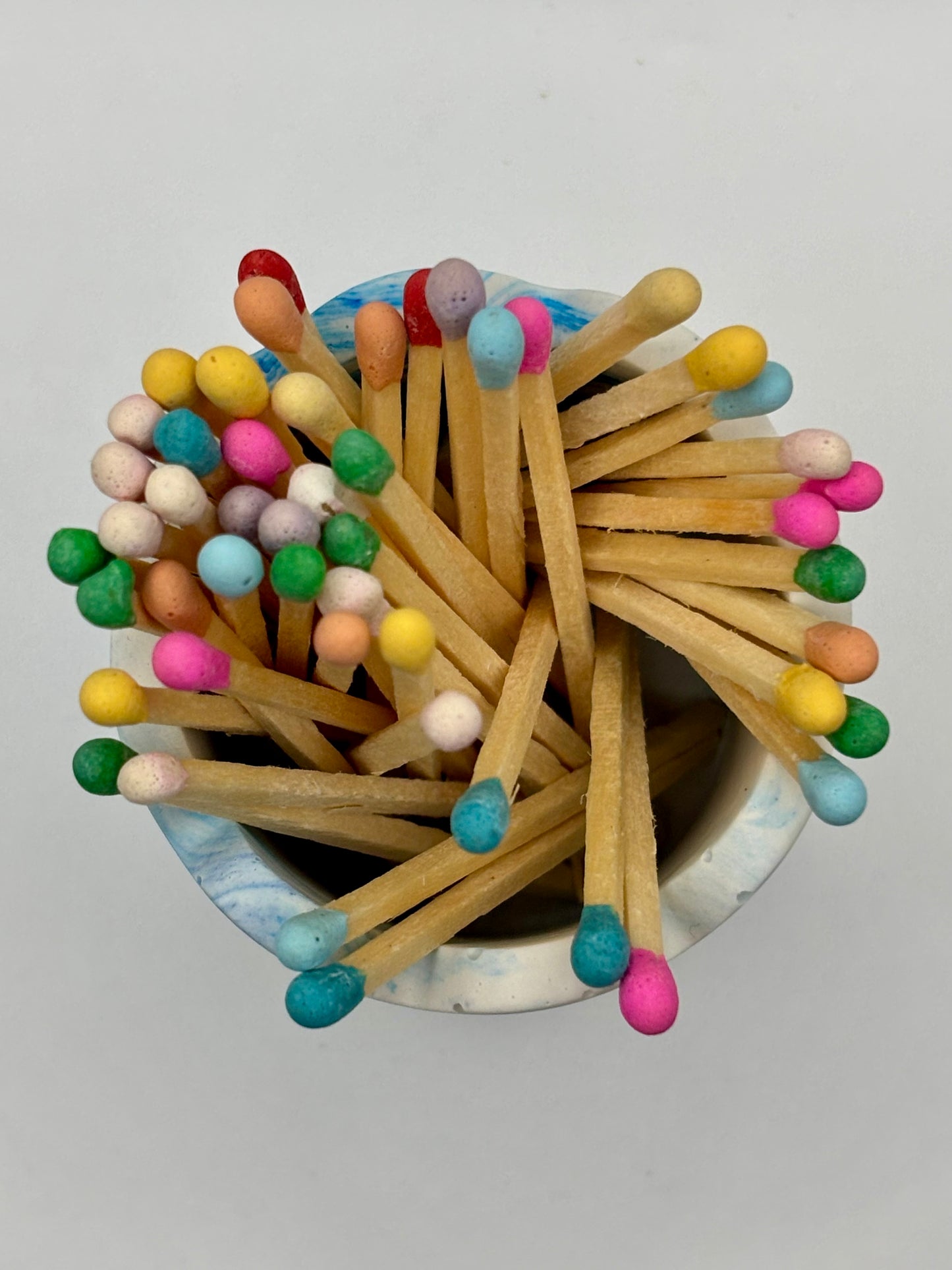 Pot à allumettes colorées avec grattoir intégré
