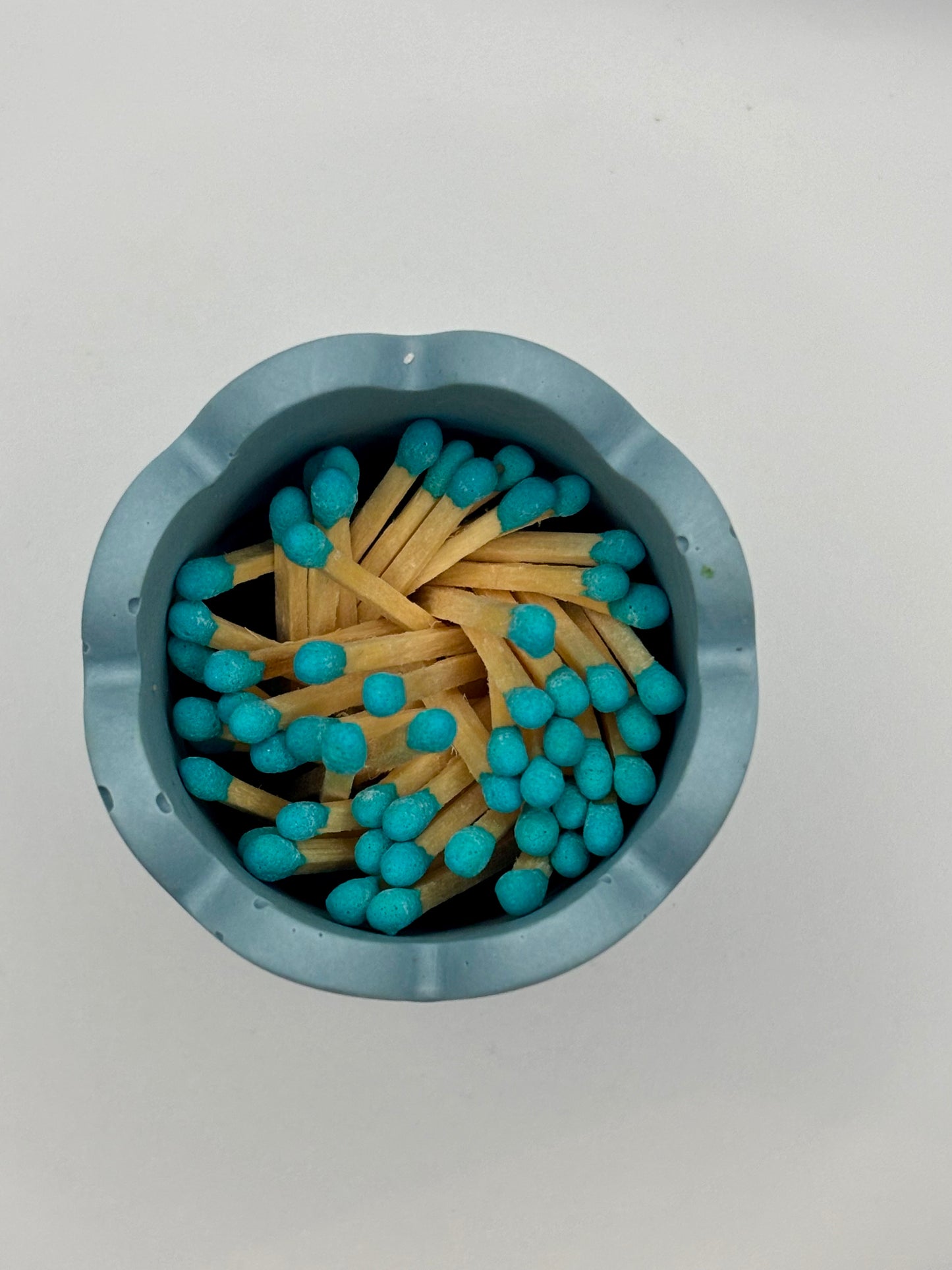 Pot à allumettes colorées avec grattoir intégré