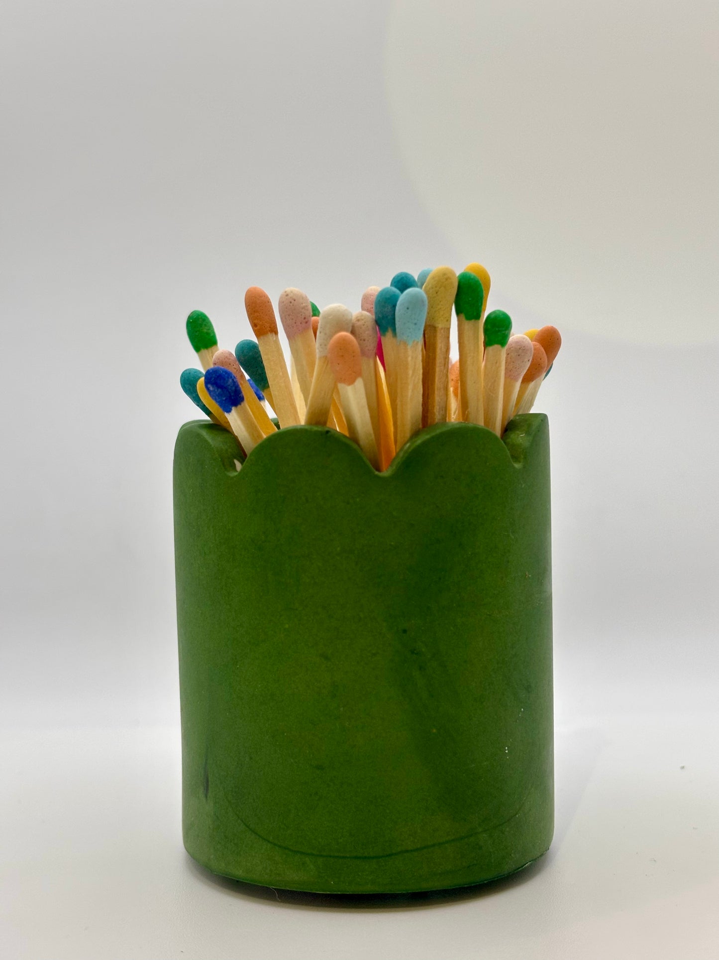 Pot à allumettes colorées avec grattoir intégré