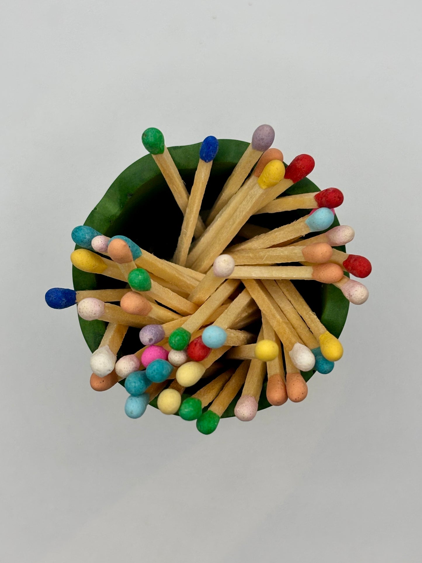 Pot à allumettes colorées avec grattoir intégré