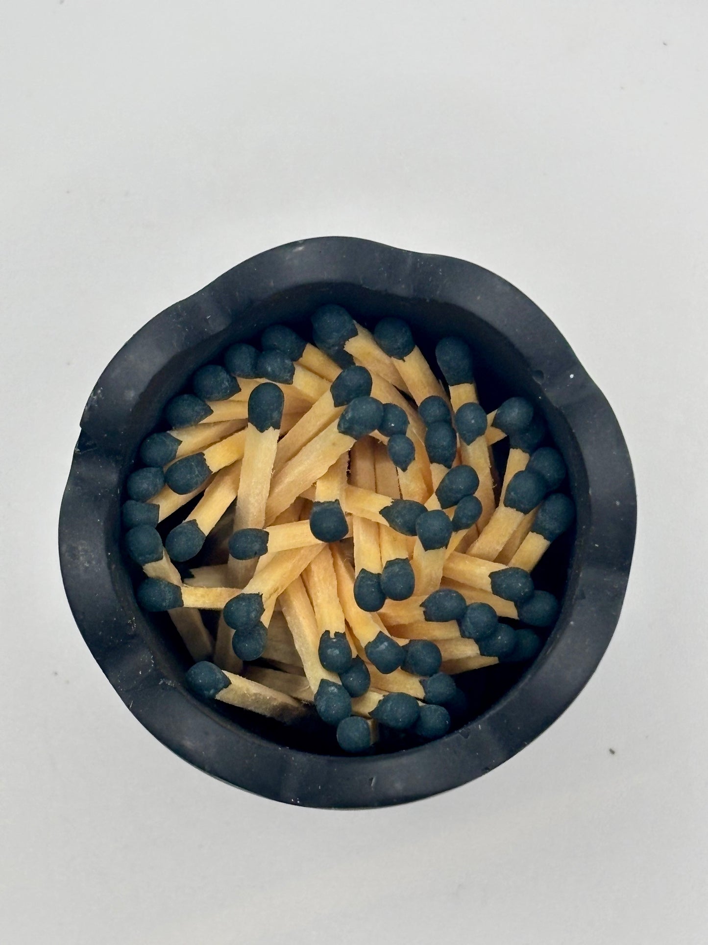 Pot à allumettes colorées avec grattoir intégré