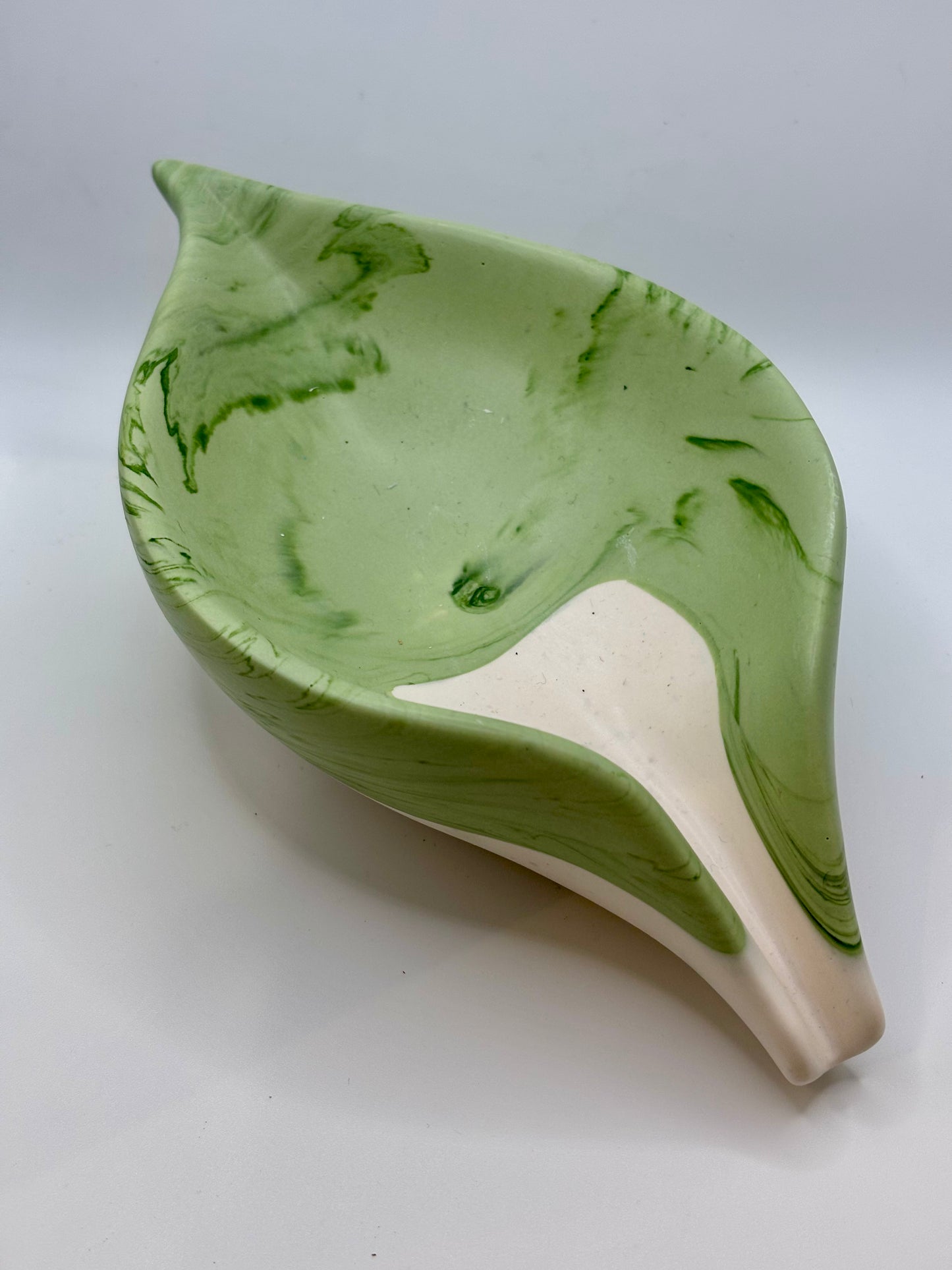 Porte-savon en forme de feuille vert marbré et blanc cassé