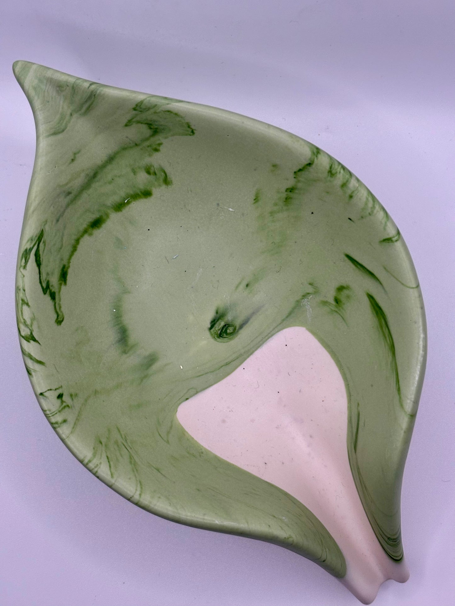Porte-savon en forme de feuille vert marbré et blanc cassé