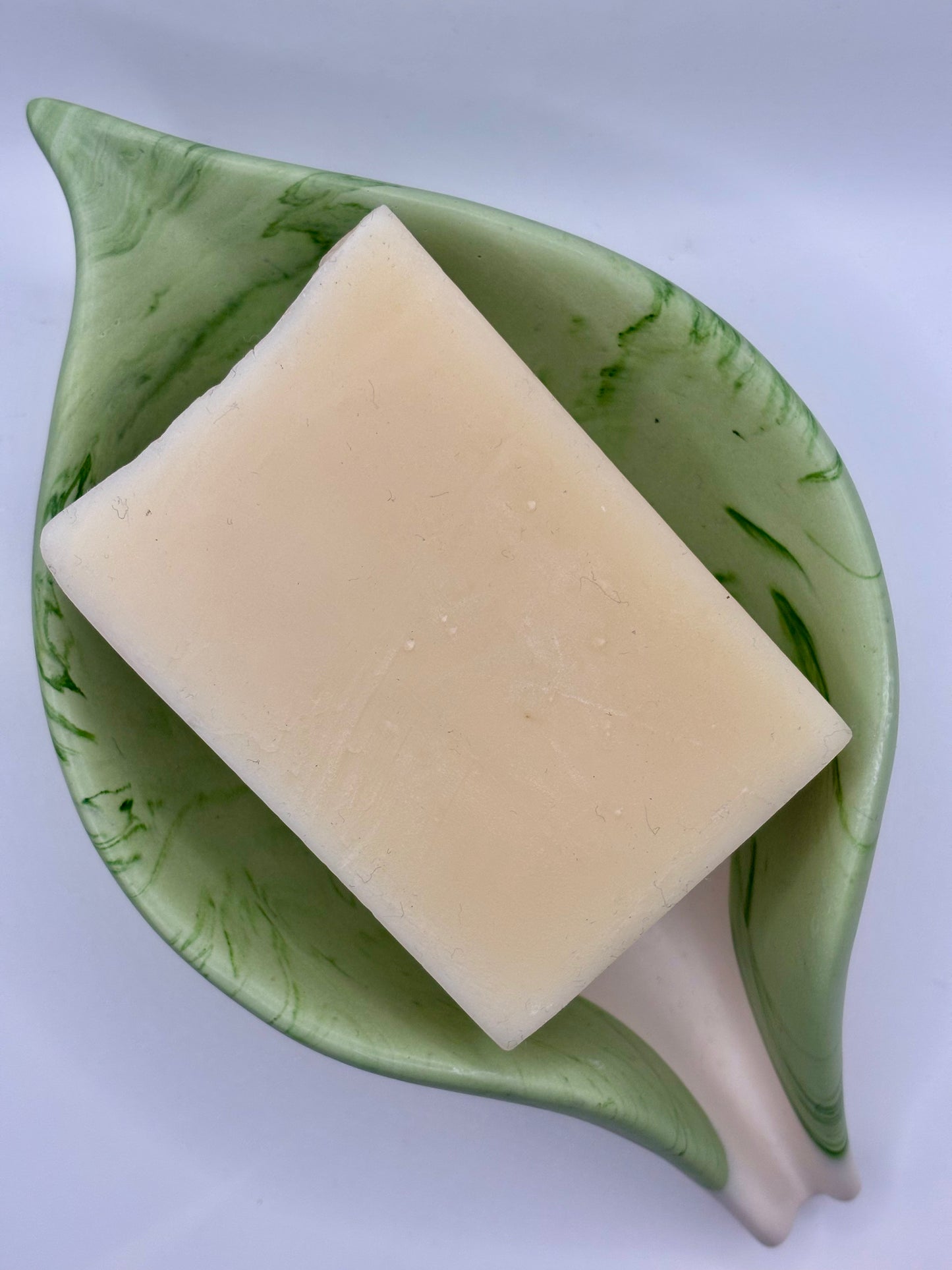 Porte-savon en forme de feuille vert marbré et blanc cassé