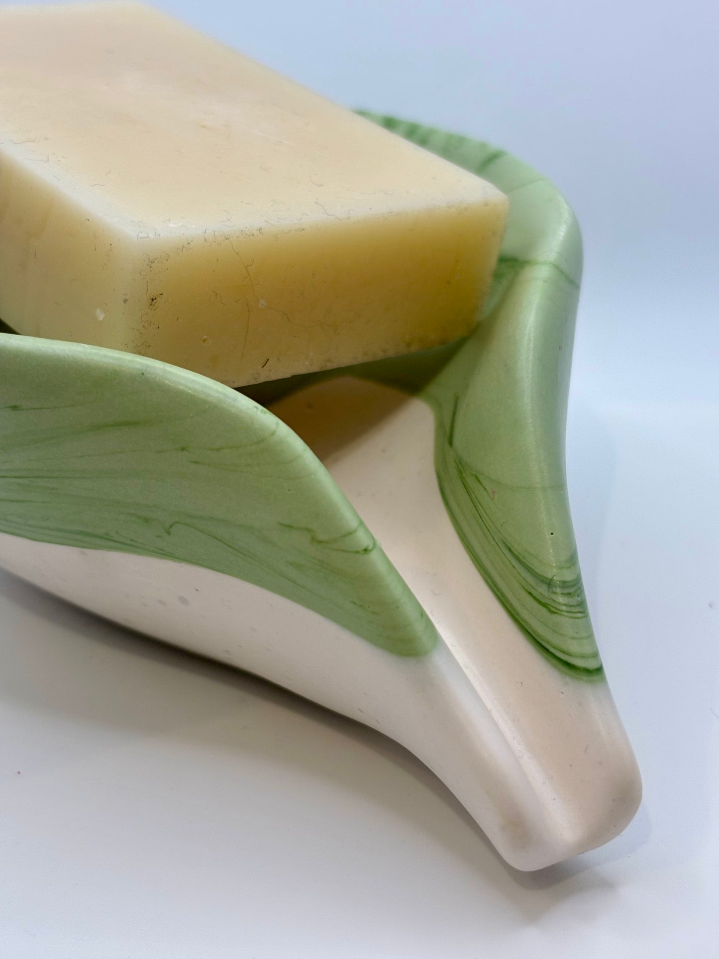 Porte-savon en forme de feuille vert marbré et blanc cassé
