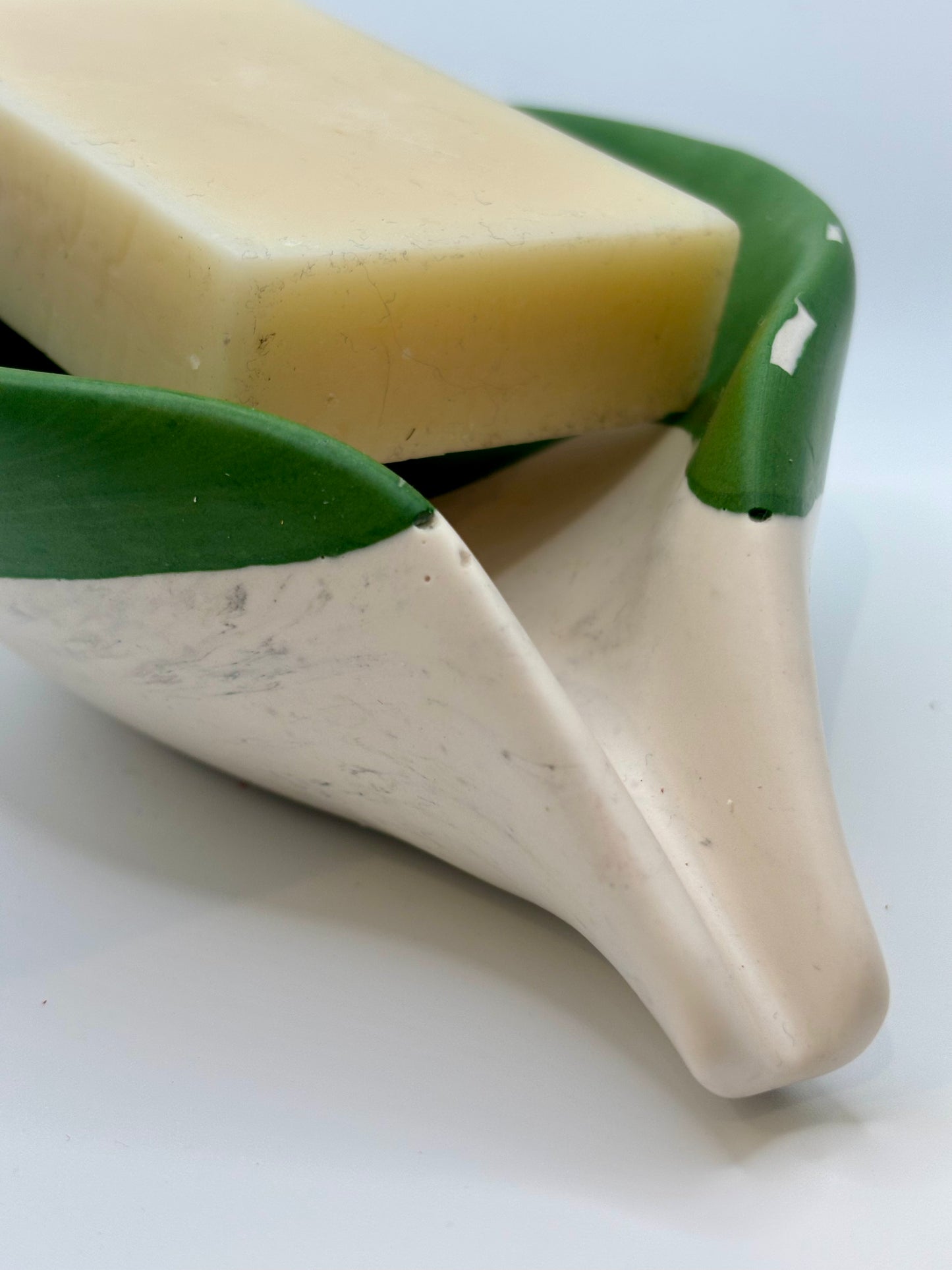 Porte-savon en forme de feuille vert profond avec effet marbre