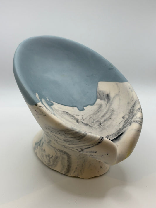 Porte savon sur pied en Jesmonite Bleu Azur et effet marbre
