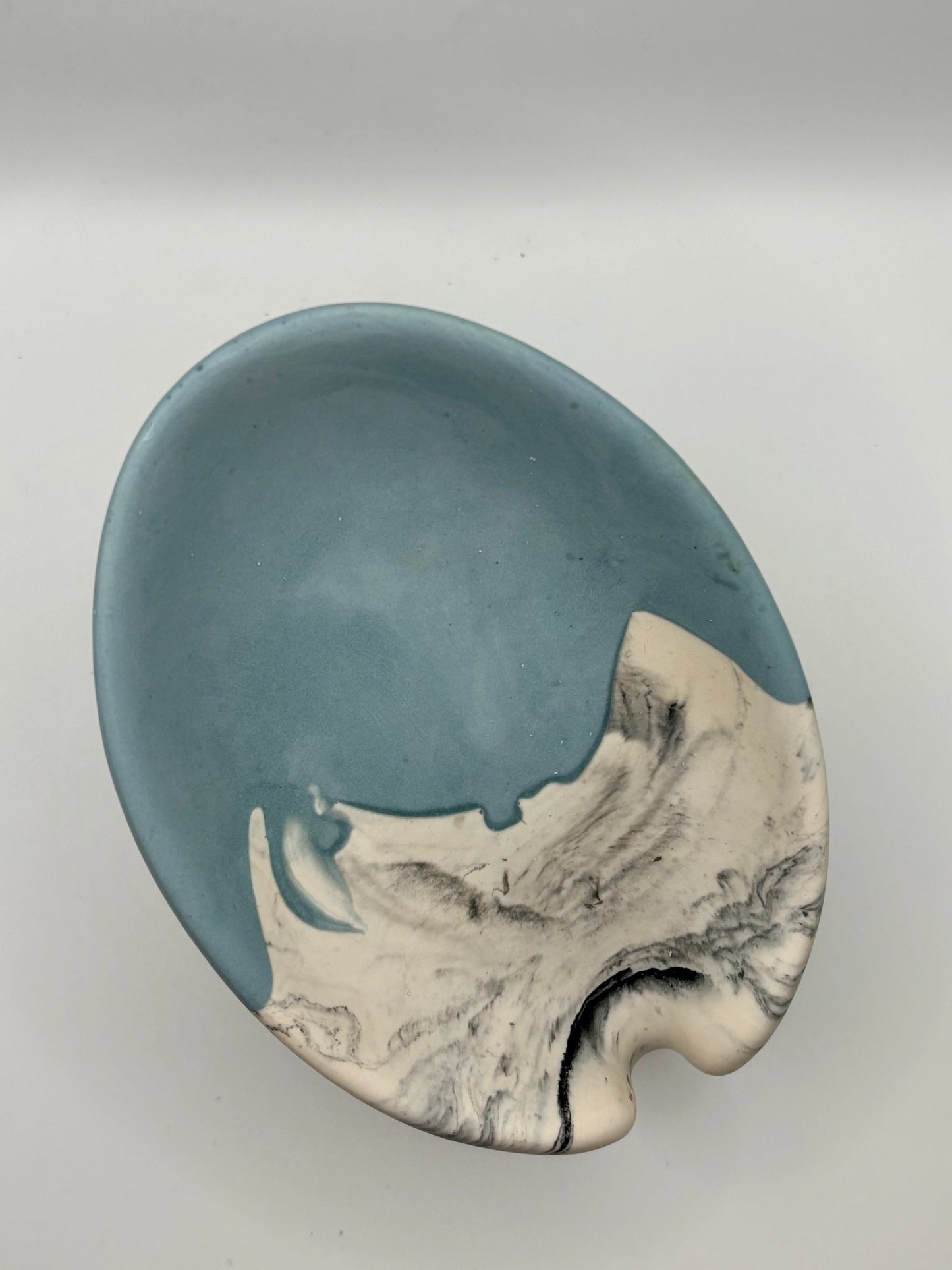 Porte savon sur pied en Jesmonite Bleu Azur et effet marbre