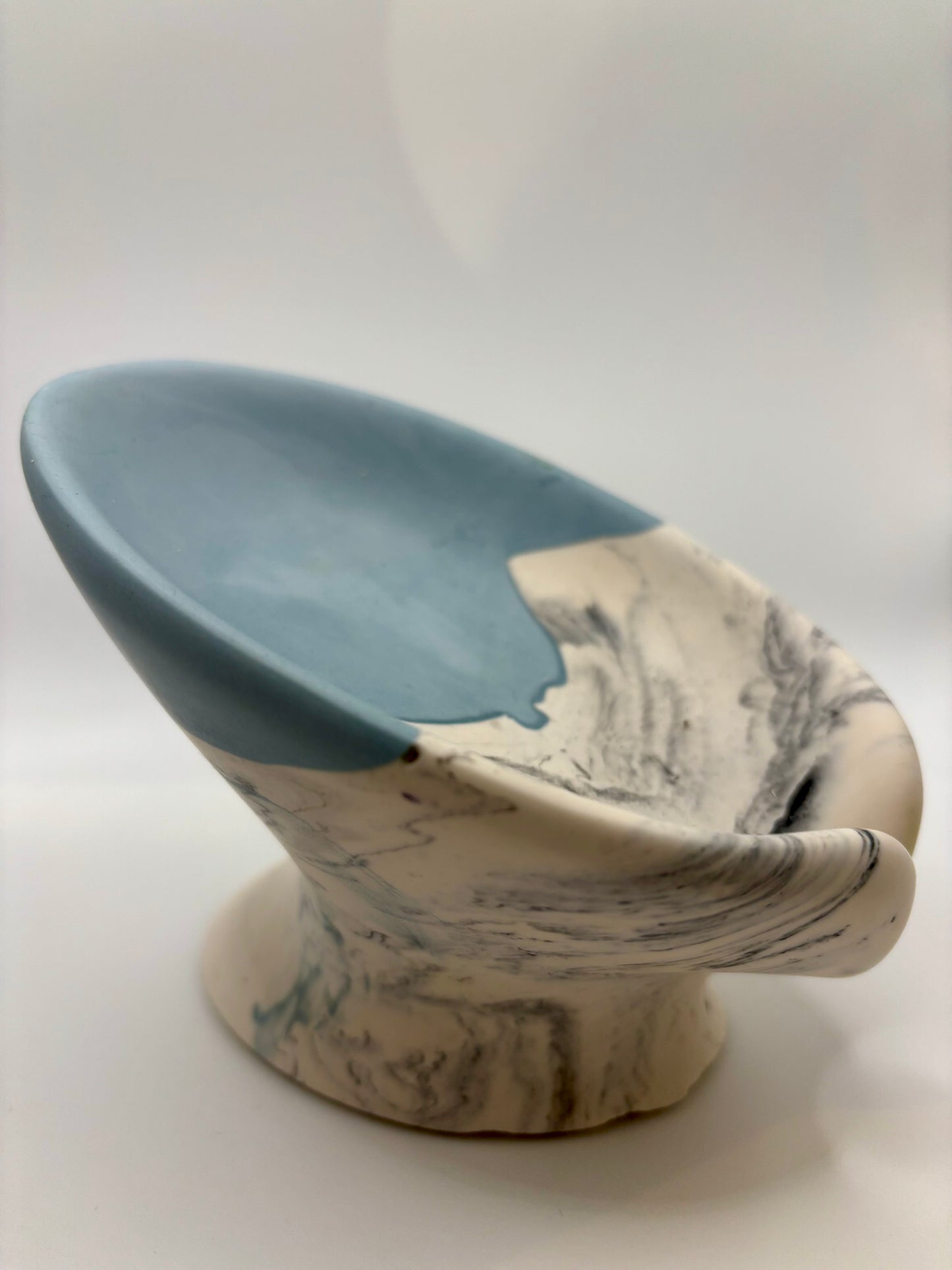 Porte savon sur pied en Jesmonite Bleu Azur et effet marbre