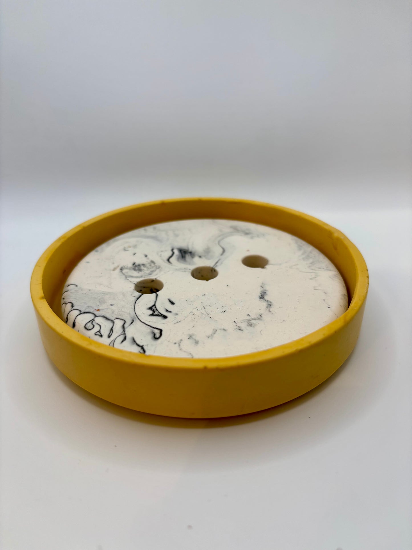 Porte savon rond Jaune Moutarde et effet marbre en Jesmonite