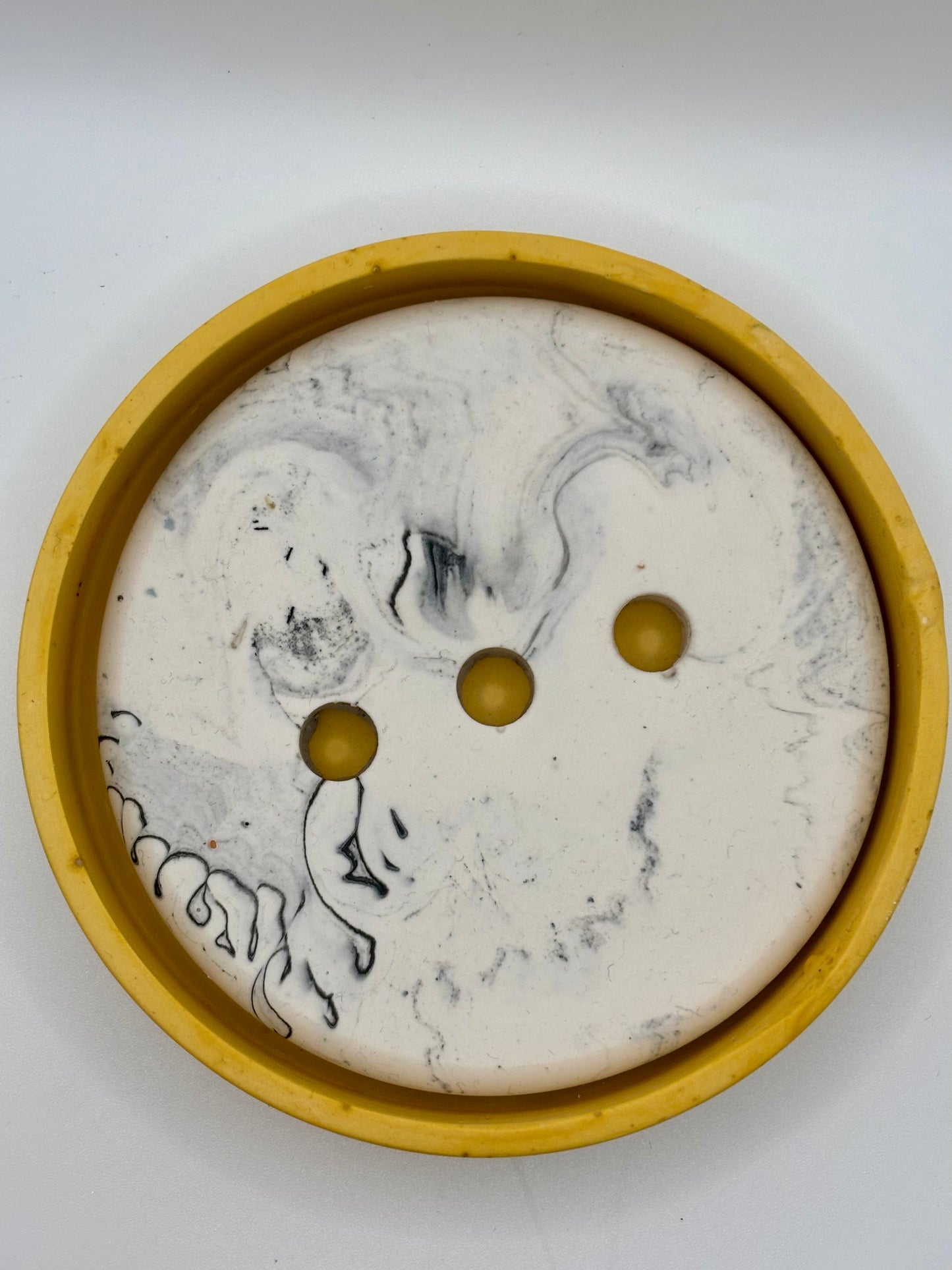 Porte savon rond Jaune Moutarde et effet marbre en Jesmonite