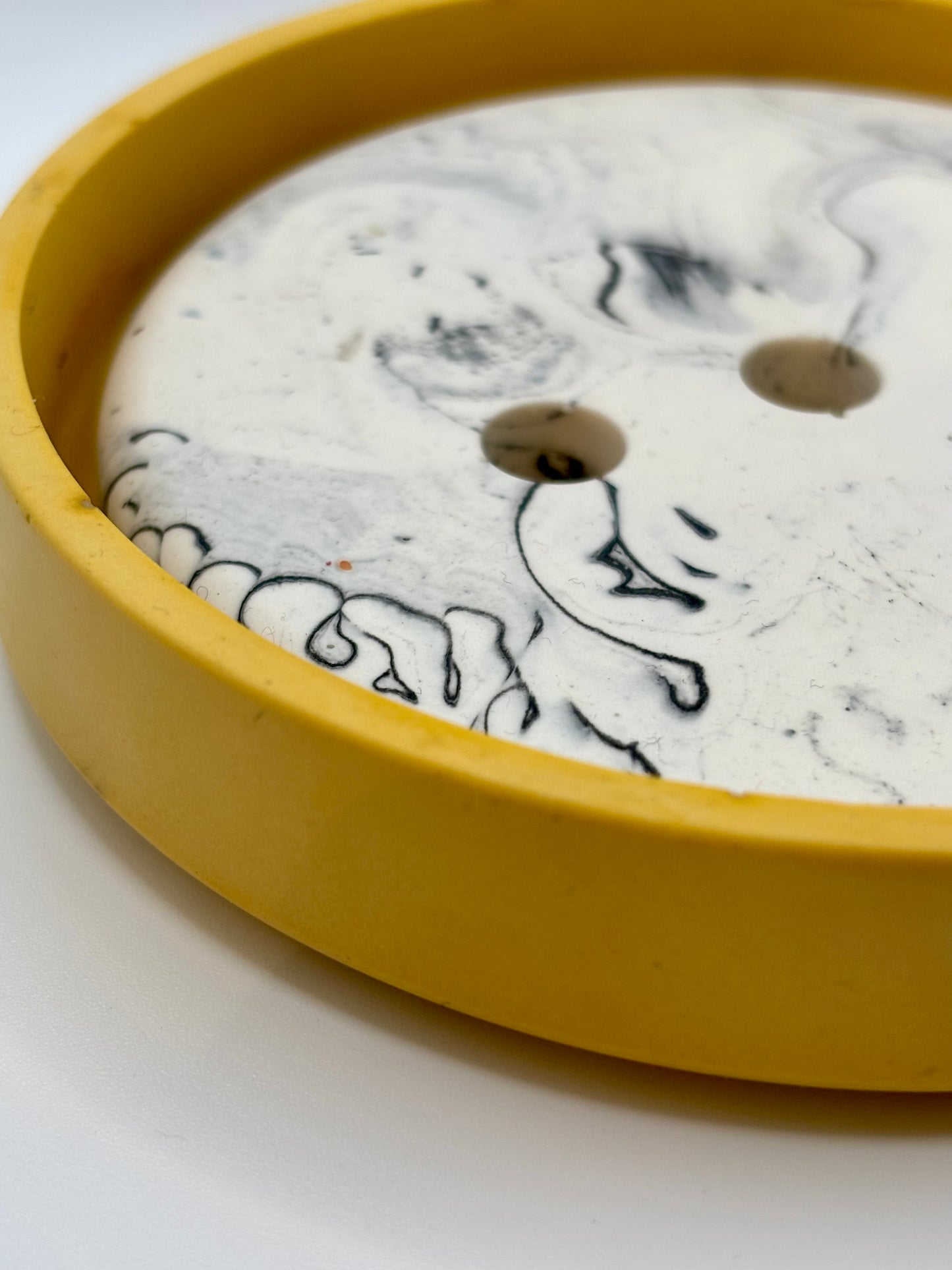 Porte savon rond Jaune Moutarde et effet marbre en Jesmonite