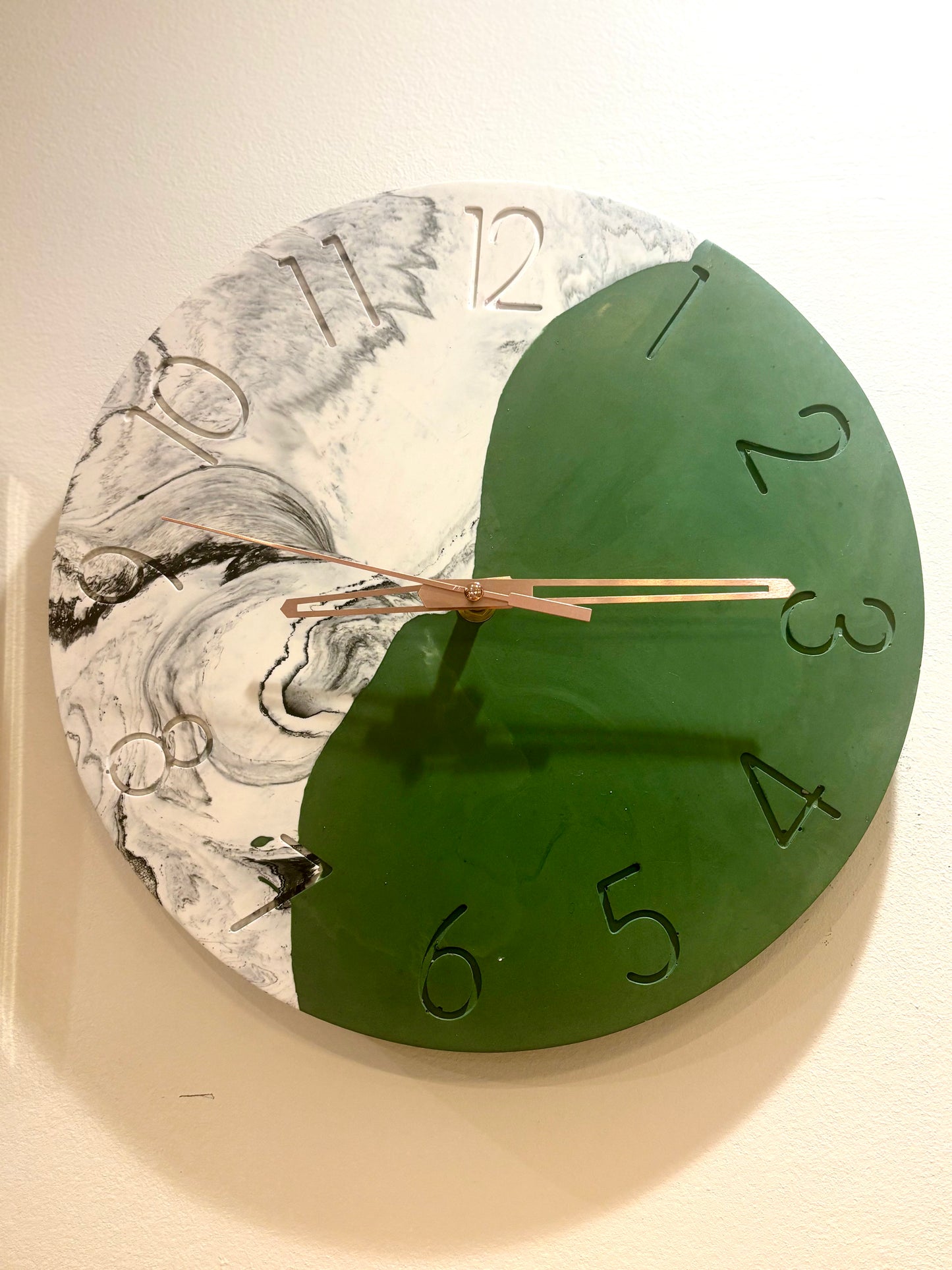 Horloge en Jesmonite Vert profond et effet marbre