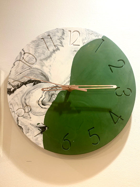 Horloge en Jesmonite Vert profond et effet marbre