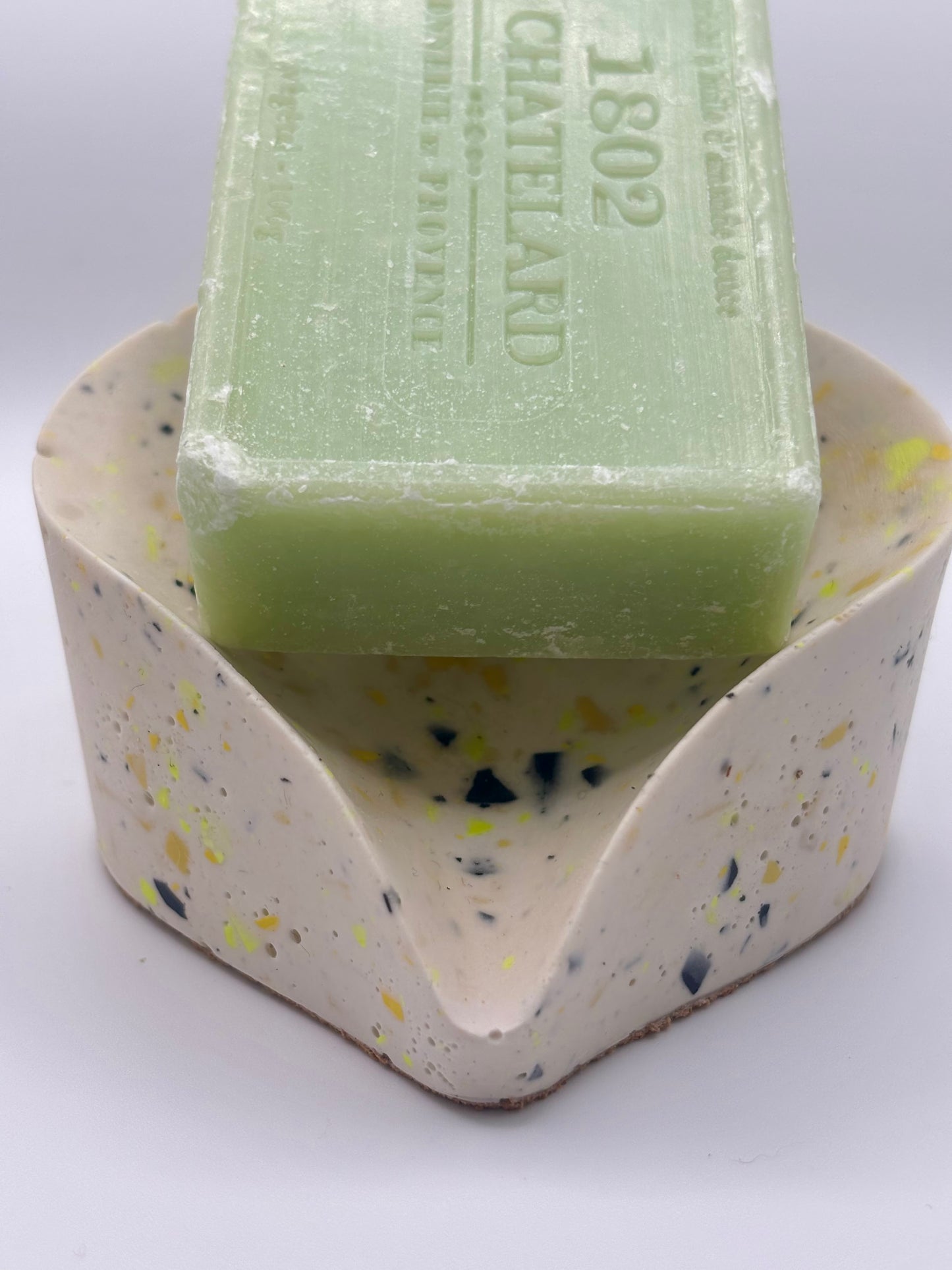 Porte Savon effet Terrazzo jaune en Jesmonite