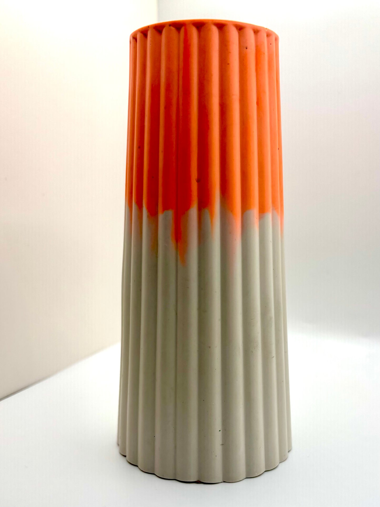 Vase décoratif en jesmonite