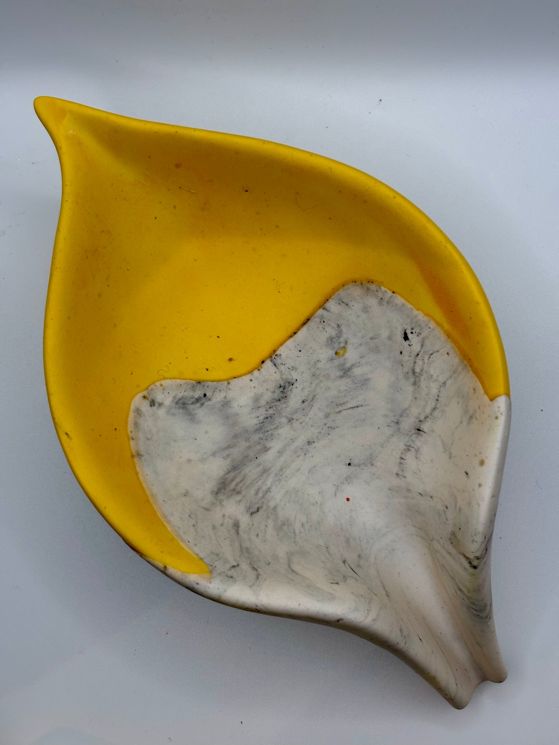 porte-savon artisanal en jesmonite, soigneusement conçu en forme de feuille
