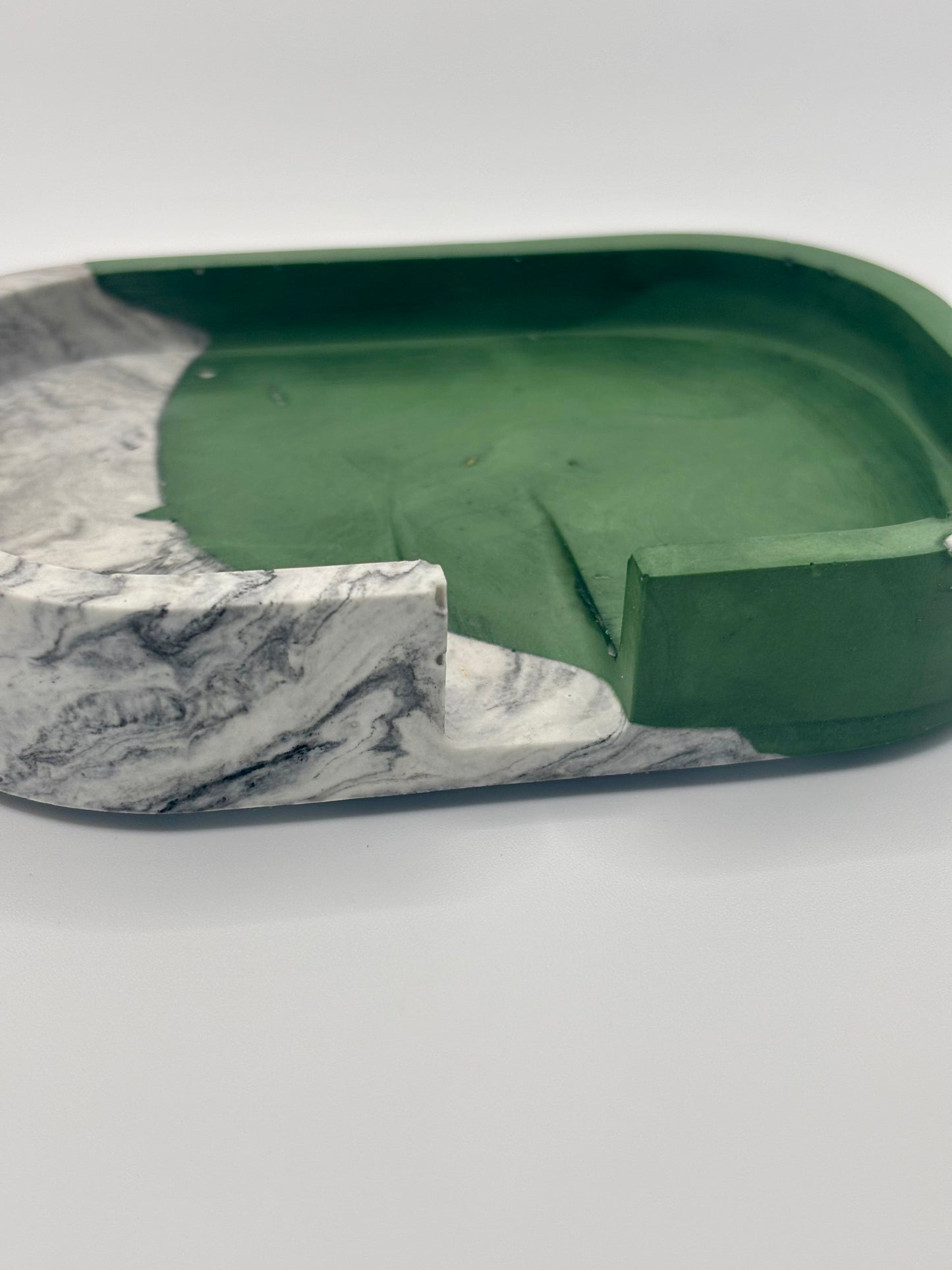 Support savon avec écoulement d'eau en jesmonite vert et effet marbre