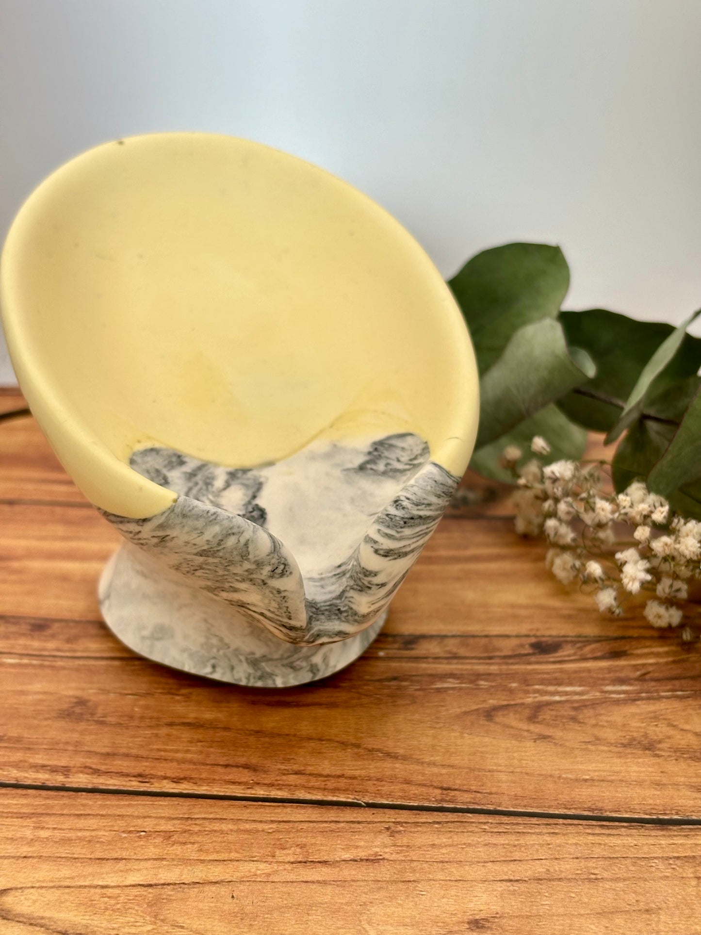 Accessoire de salle de bain sur pied en jesmonite