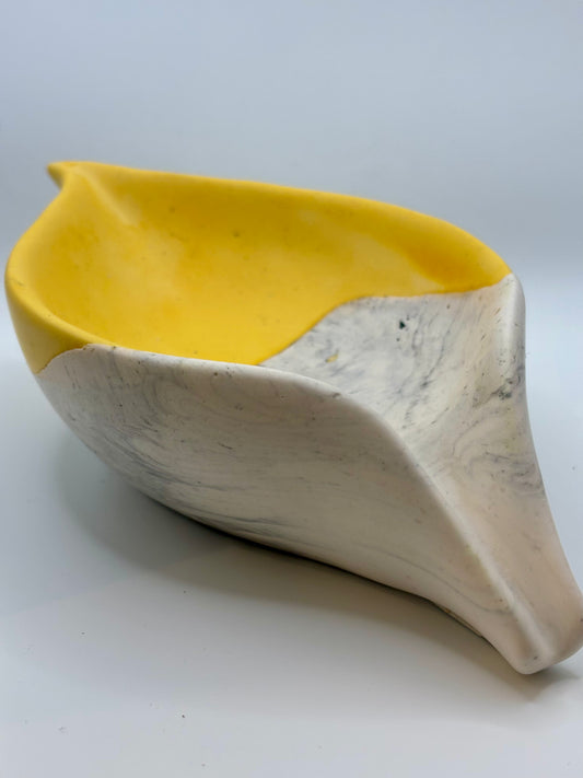 Système de maintien de savon avec écoulement en jesmonite couleur moutarde et effet marbre