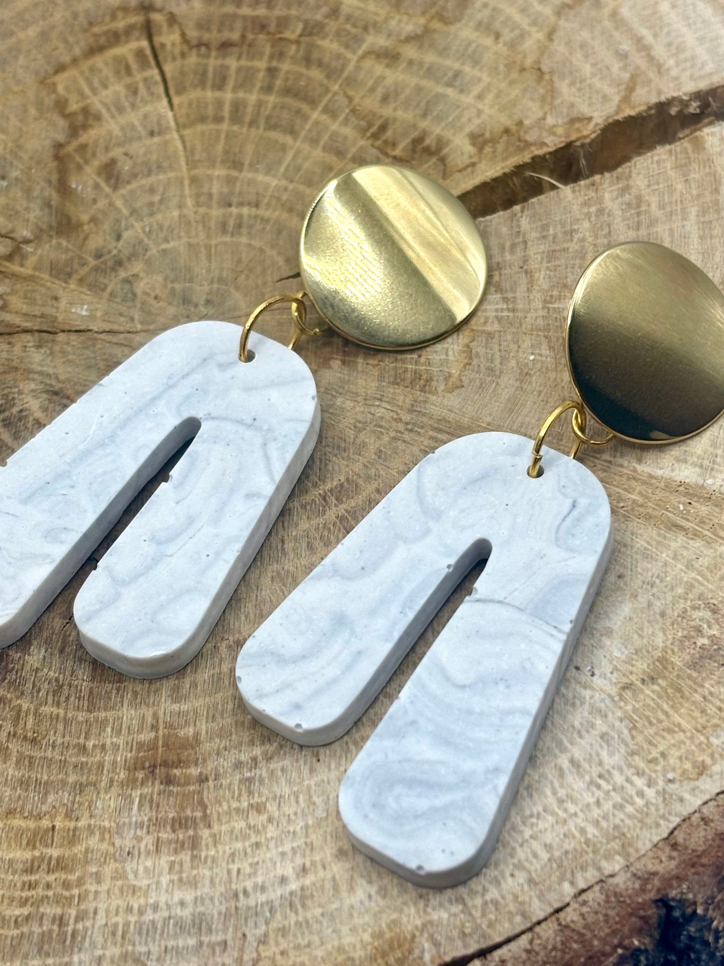 Bijoux en jesmonite et acier inoxydable effet marbré