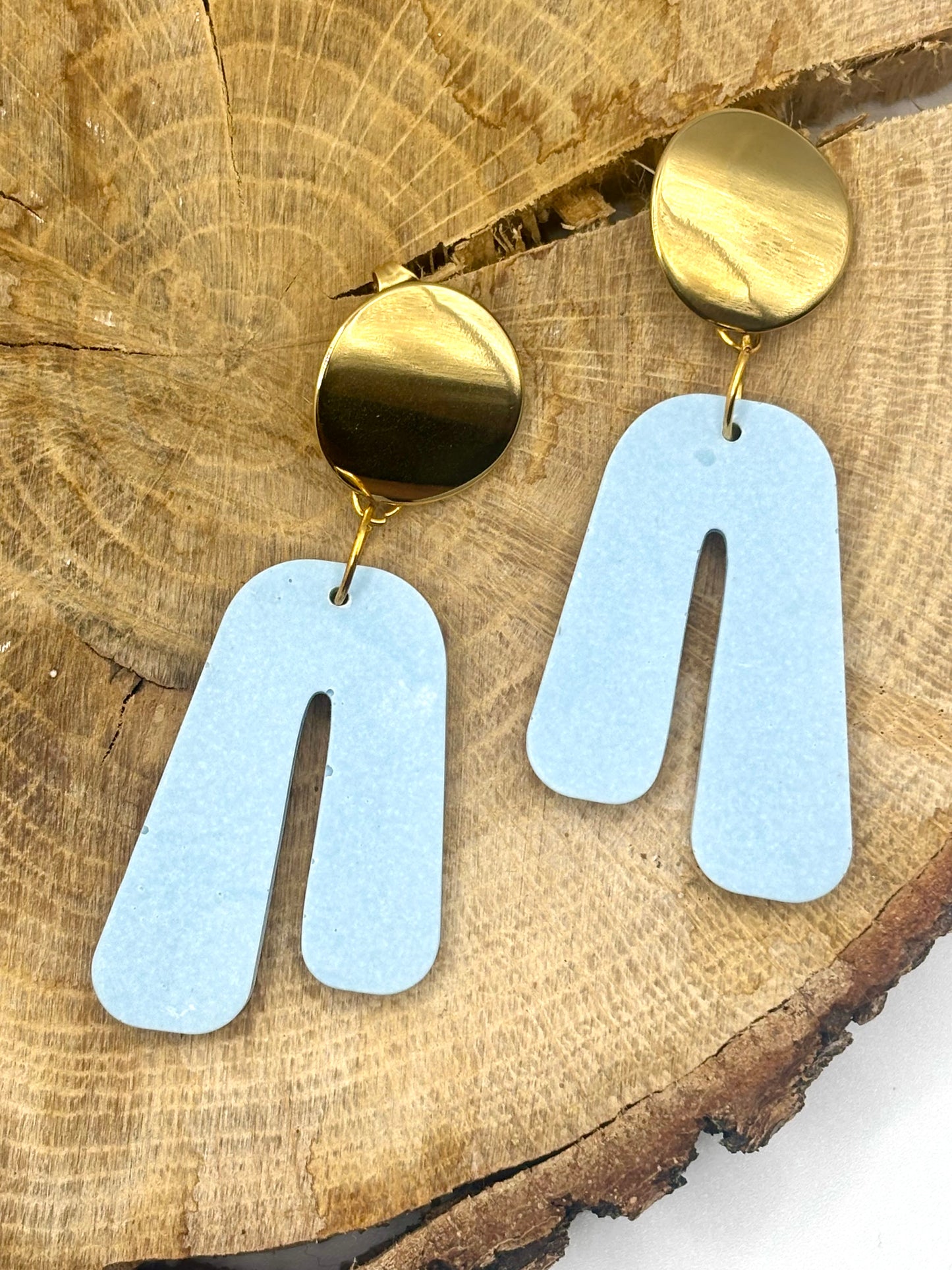 Bijoux oreilles bleu en jesmonite et acier inoxydable
