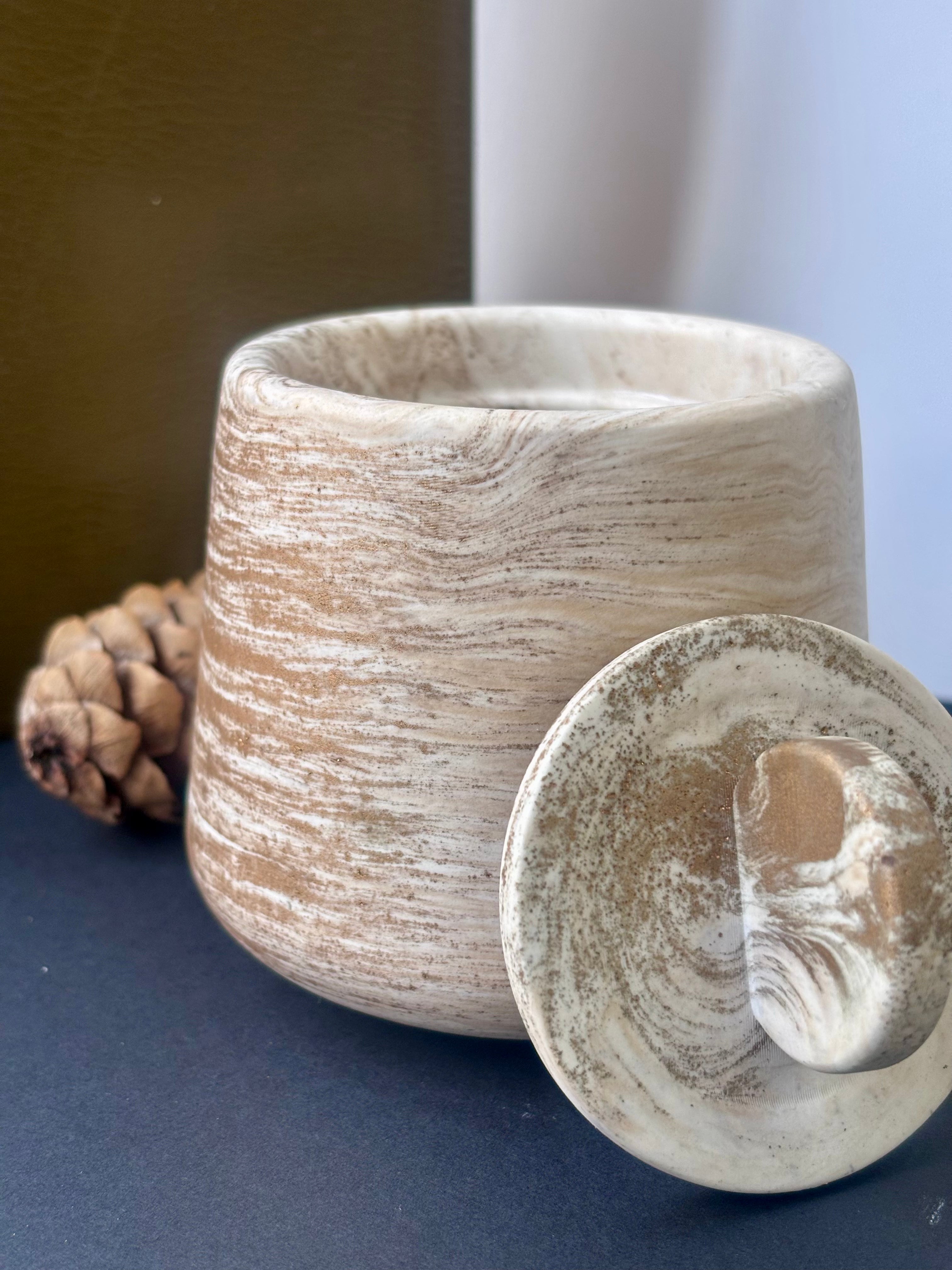 Détail du brûle-parfum artisanal en jesmonite marbré fait main