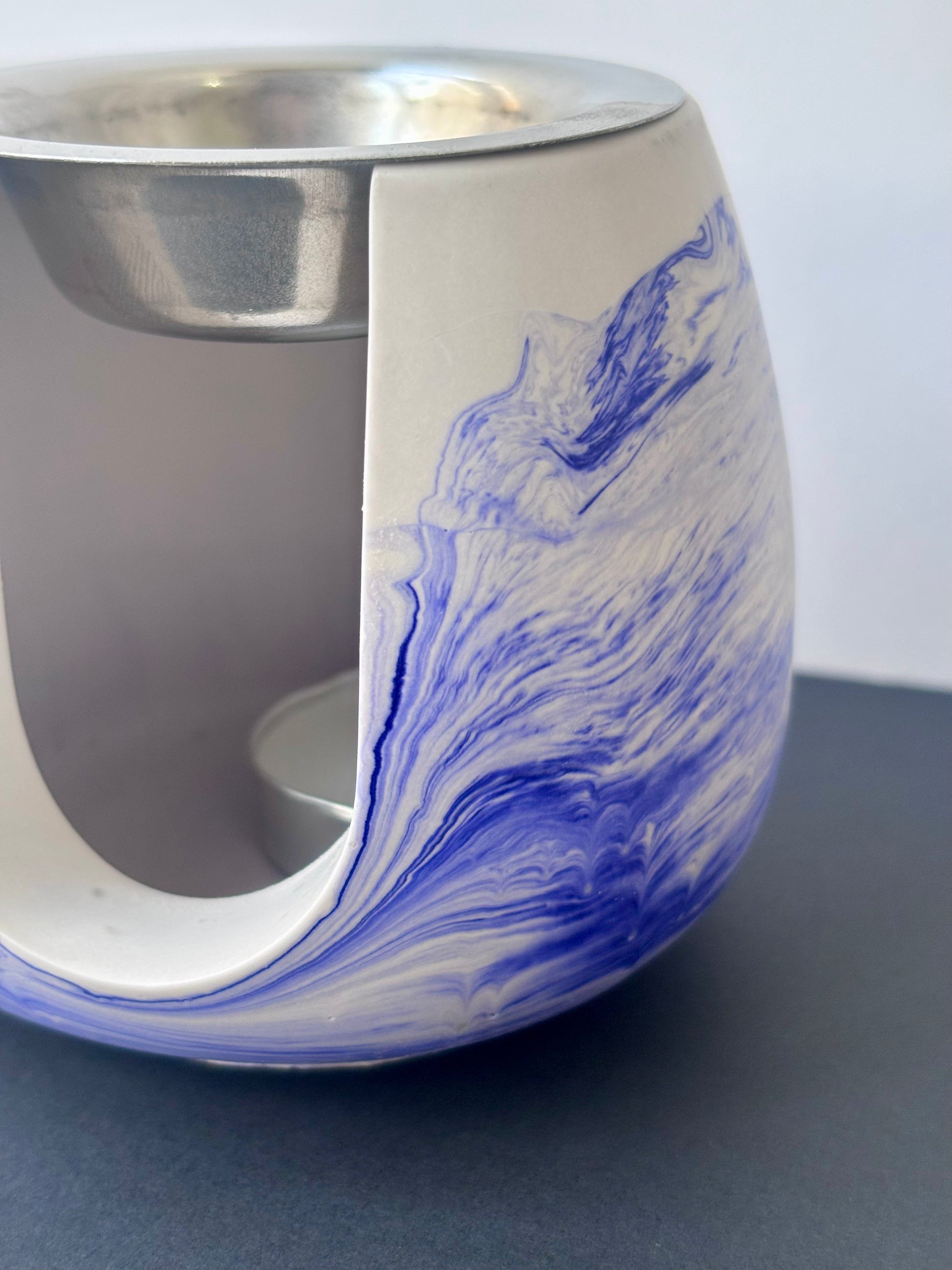 Brûle-parfum décoratif en jesmonite bleu outremer pour intérieur zen