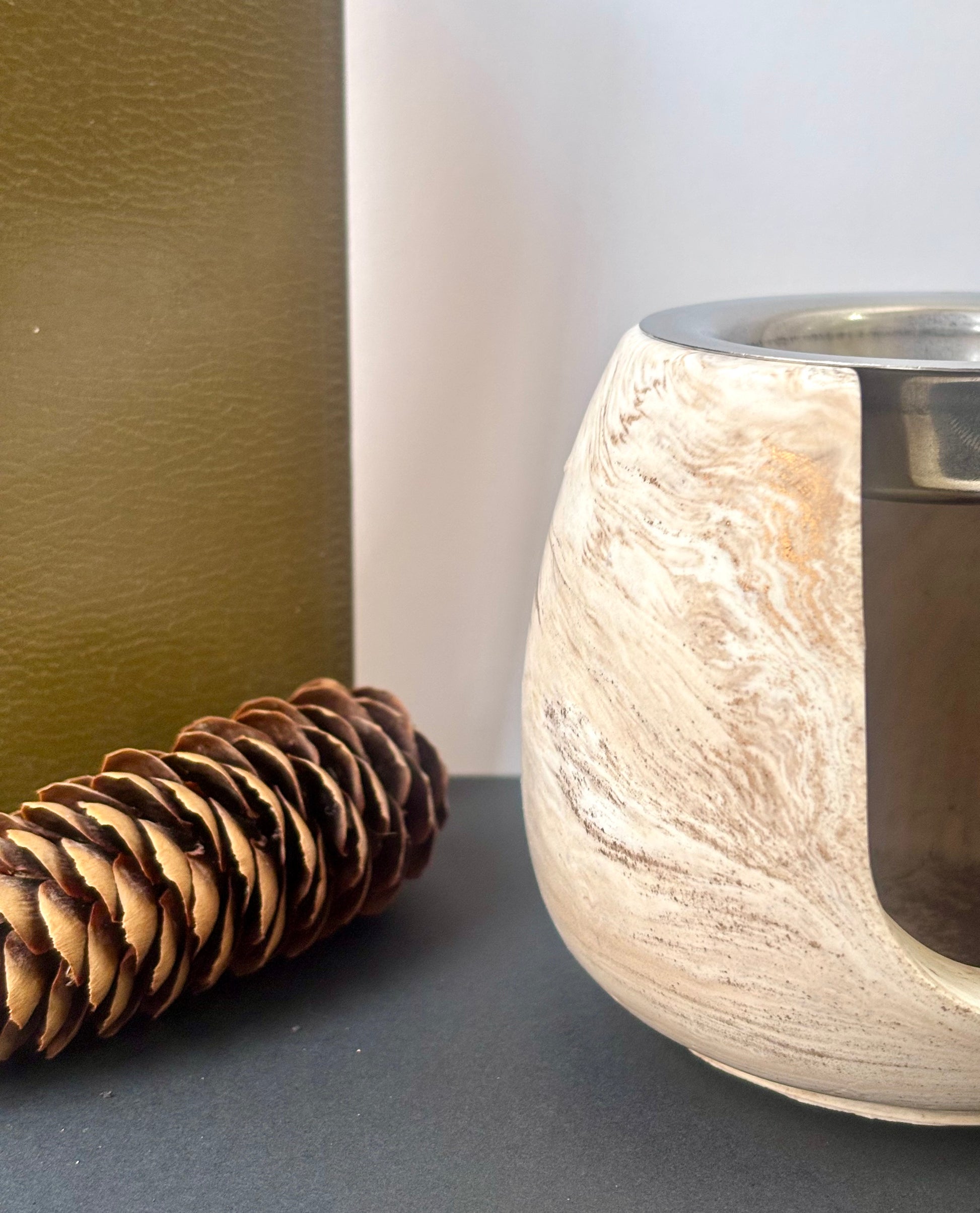 Détail du brûle-parfum artisanal en jesmonite marbré fait main