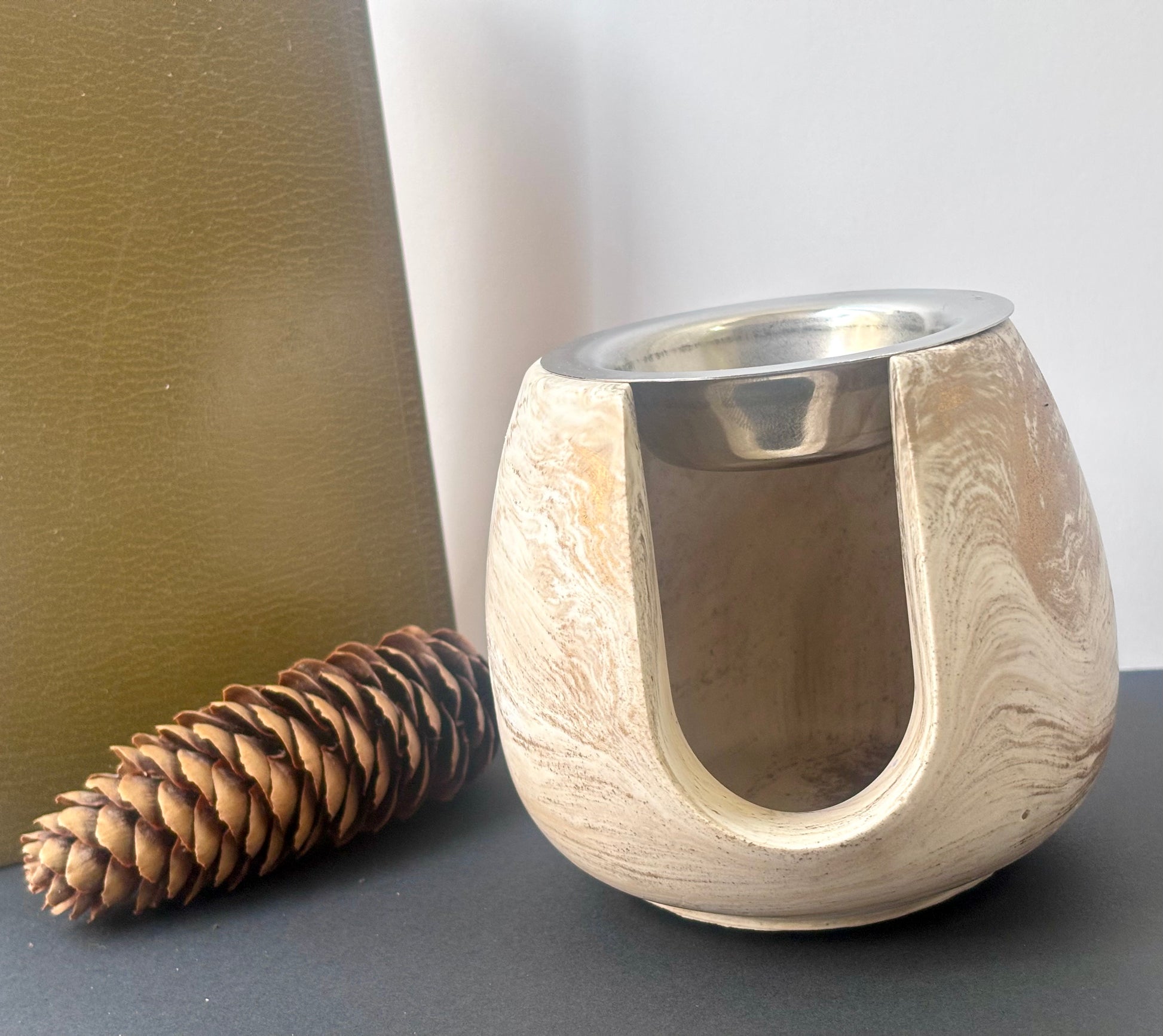 Brûle-parfum décoratif jesmonite pour ambiance automnale et cocooning