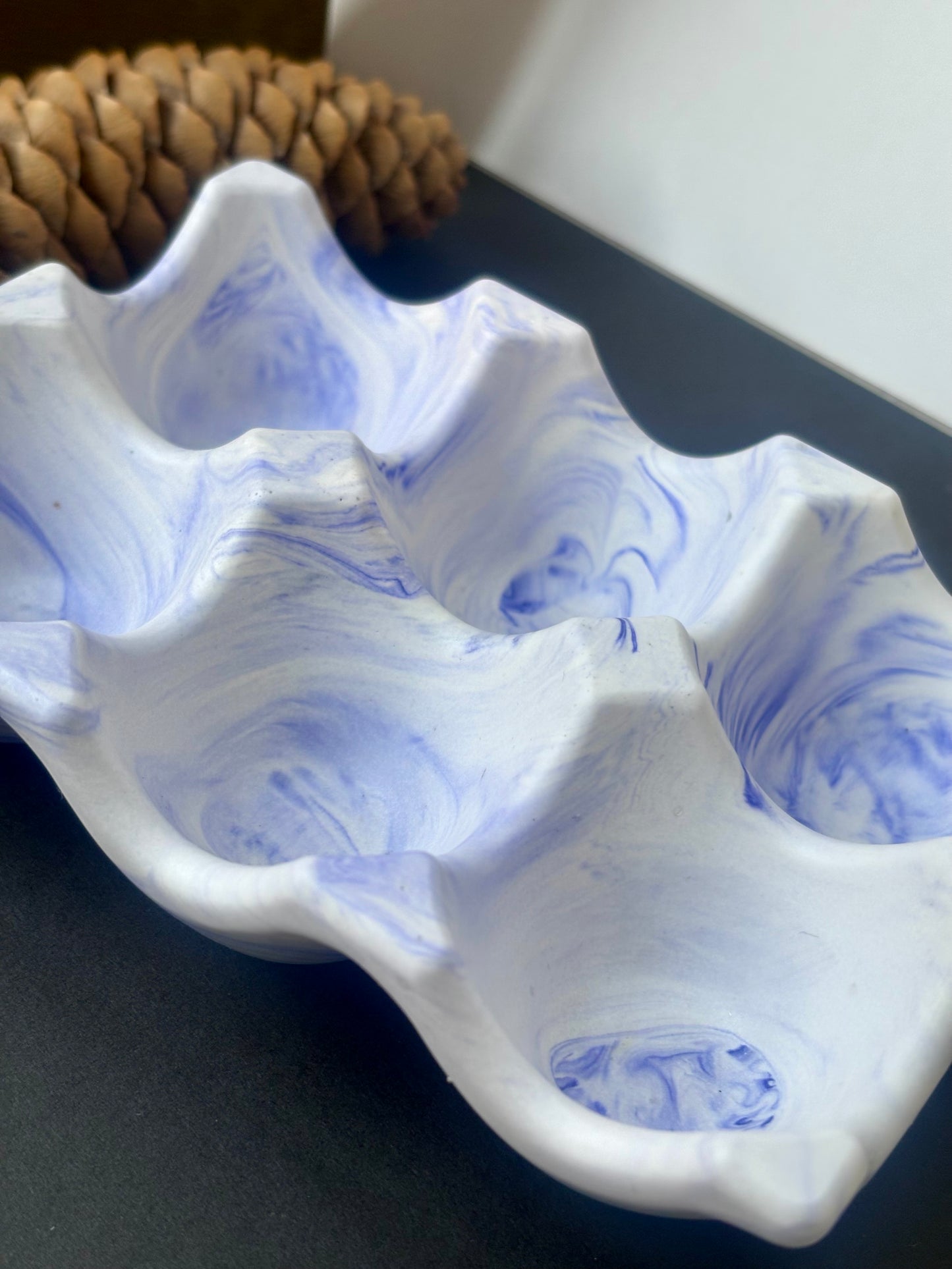 Plateau à œufs en jesmonite marbré blanc et bleu lavande – création artisanale Studio Unik