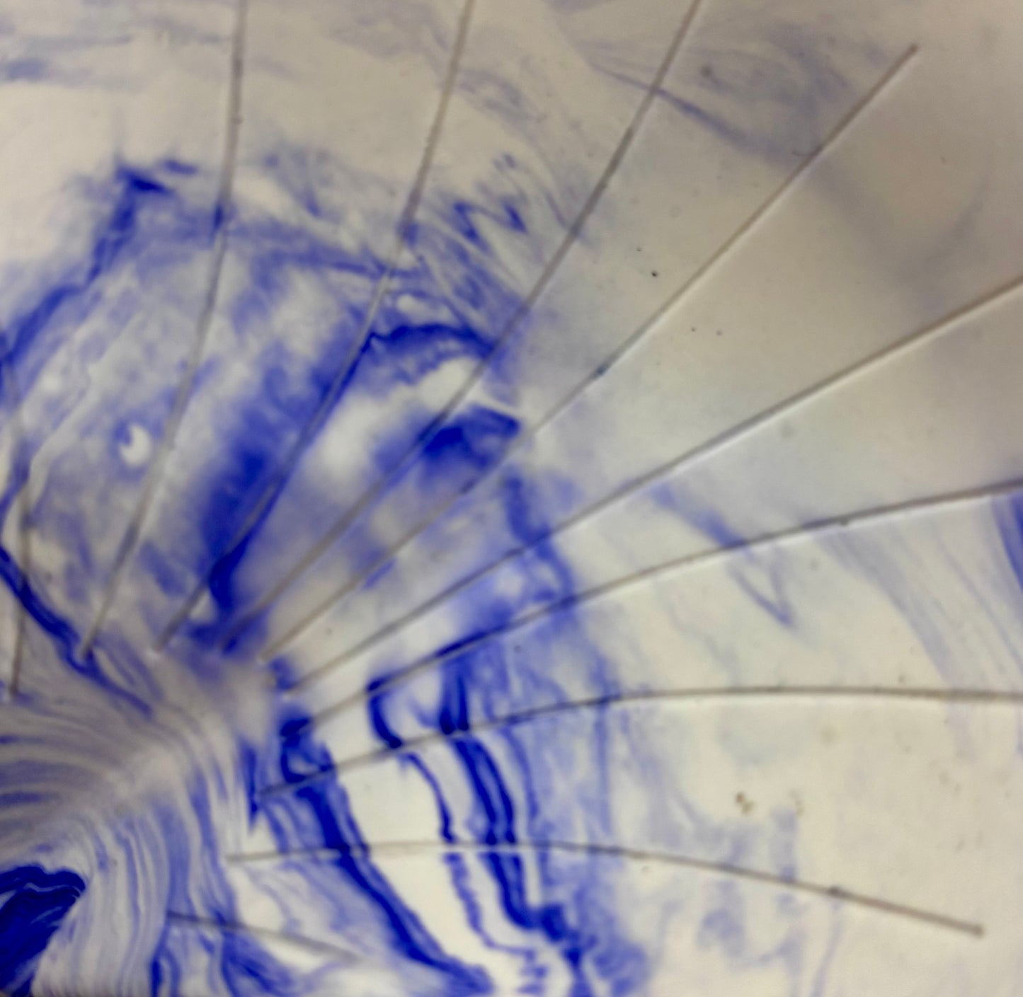 Détail du porte-savon artisanal en jesmonite marbré bleu océan
