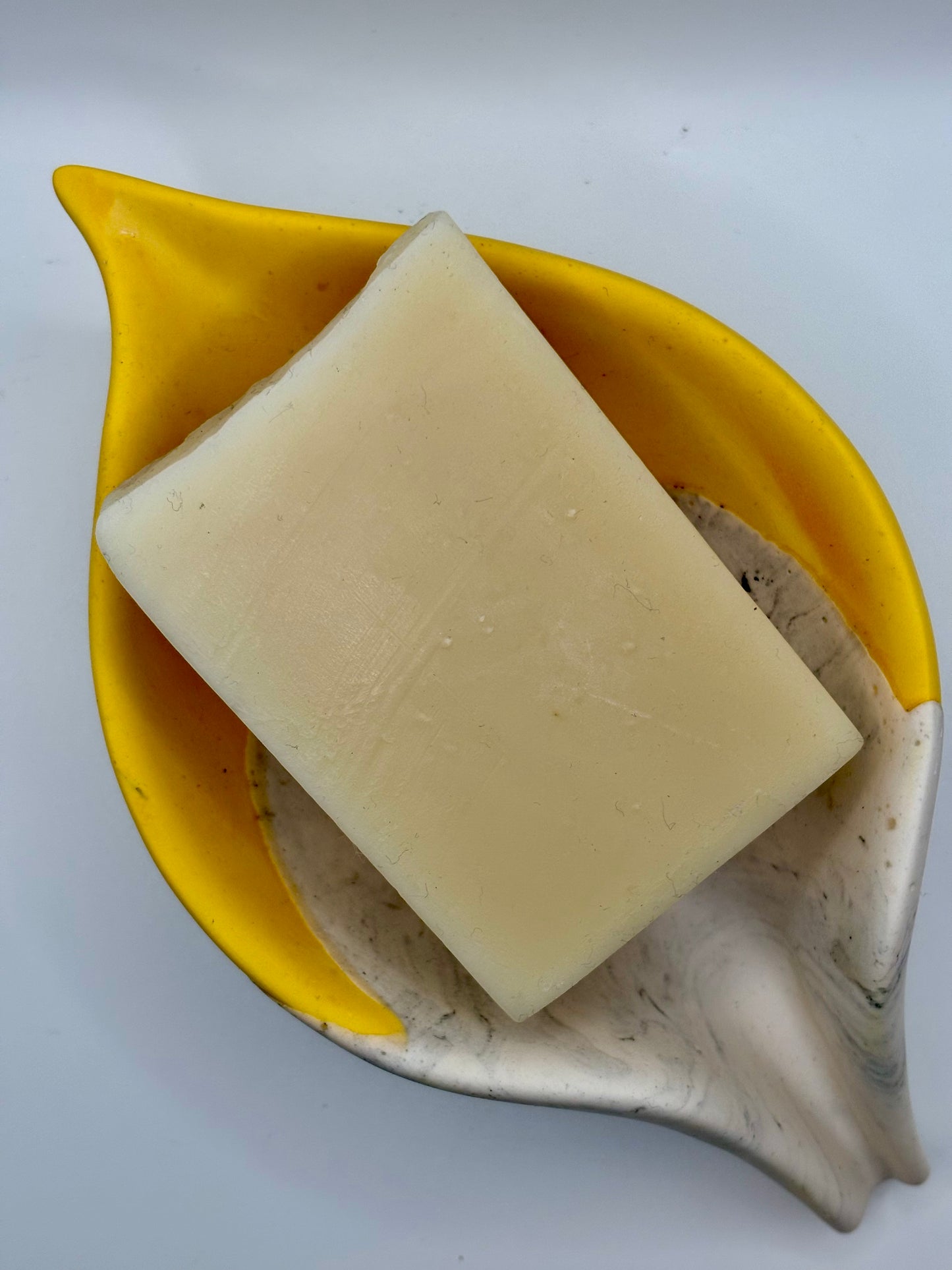 Porte-savon en forme de feuille couleur moutarde avec effet marbre