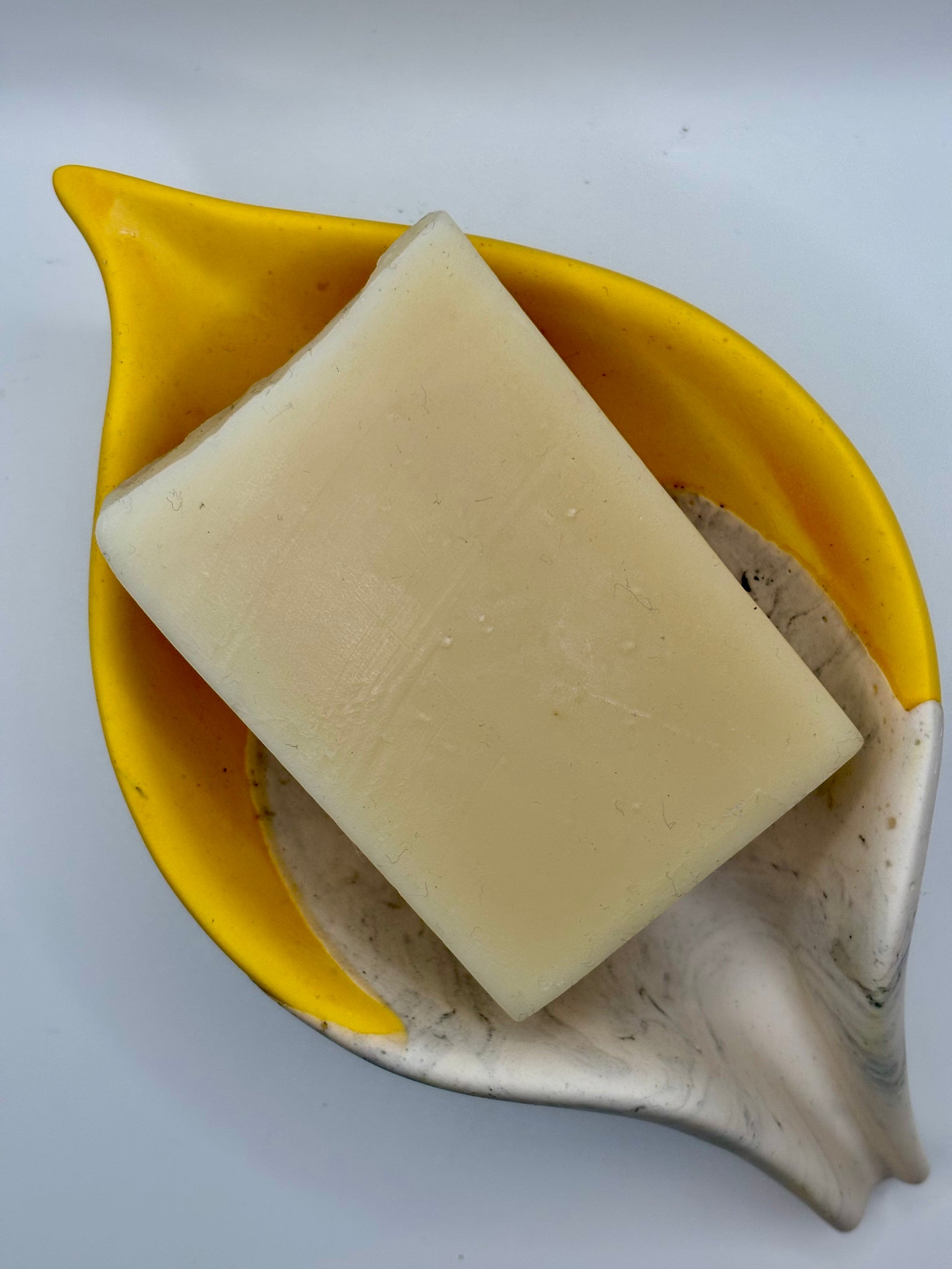 Porte-savon en forme de feuille couleur moutarde avec effet marbre