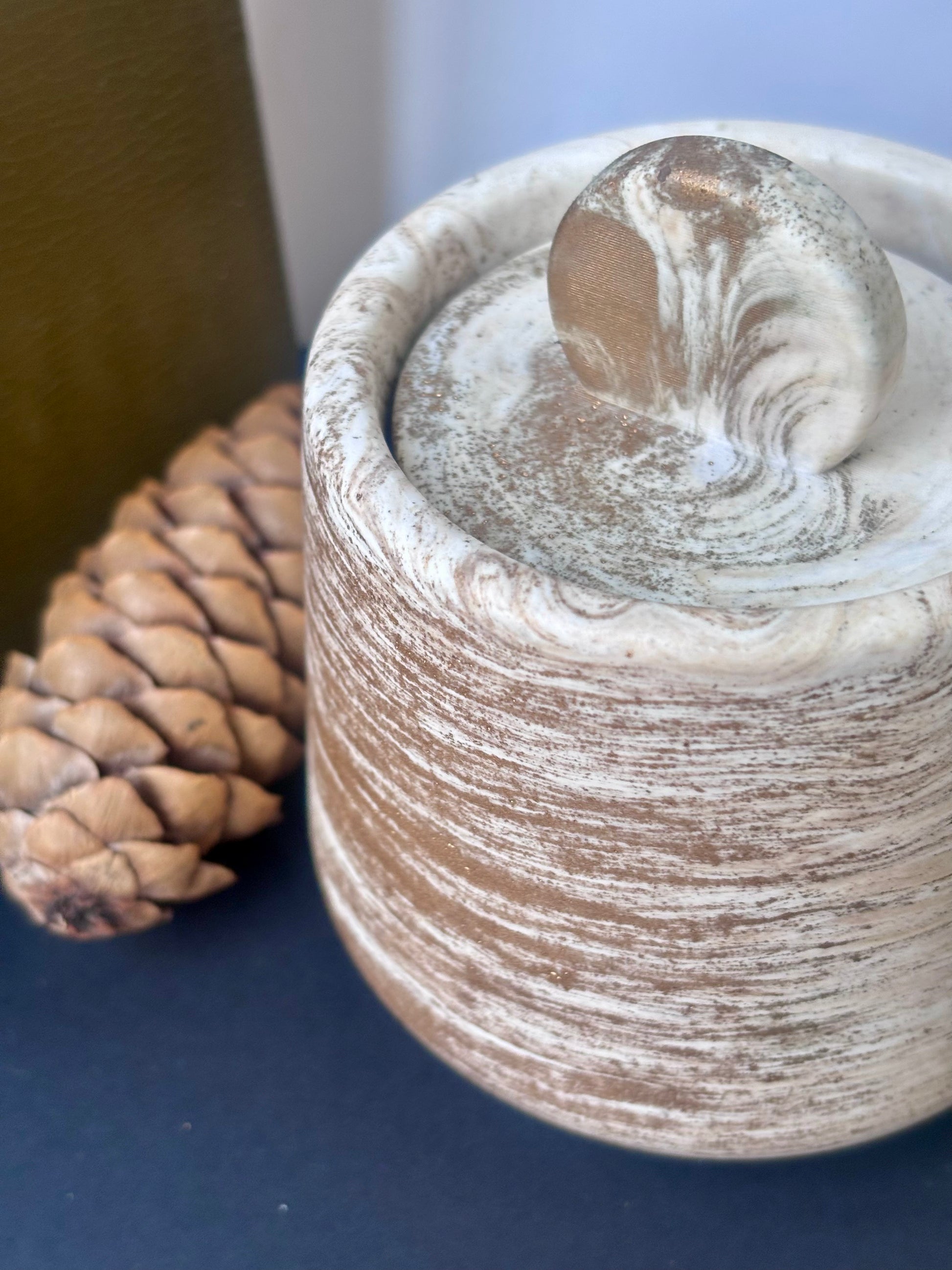 Pot décoratif automnal en jesmonite marbré avec couvercle – Studio Unik