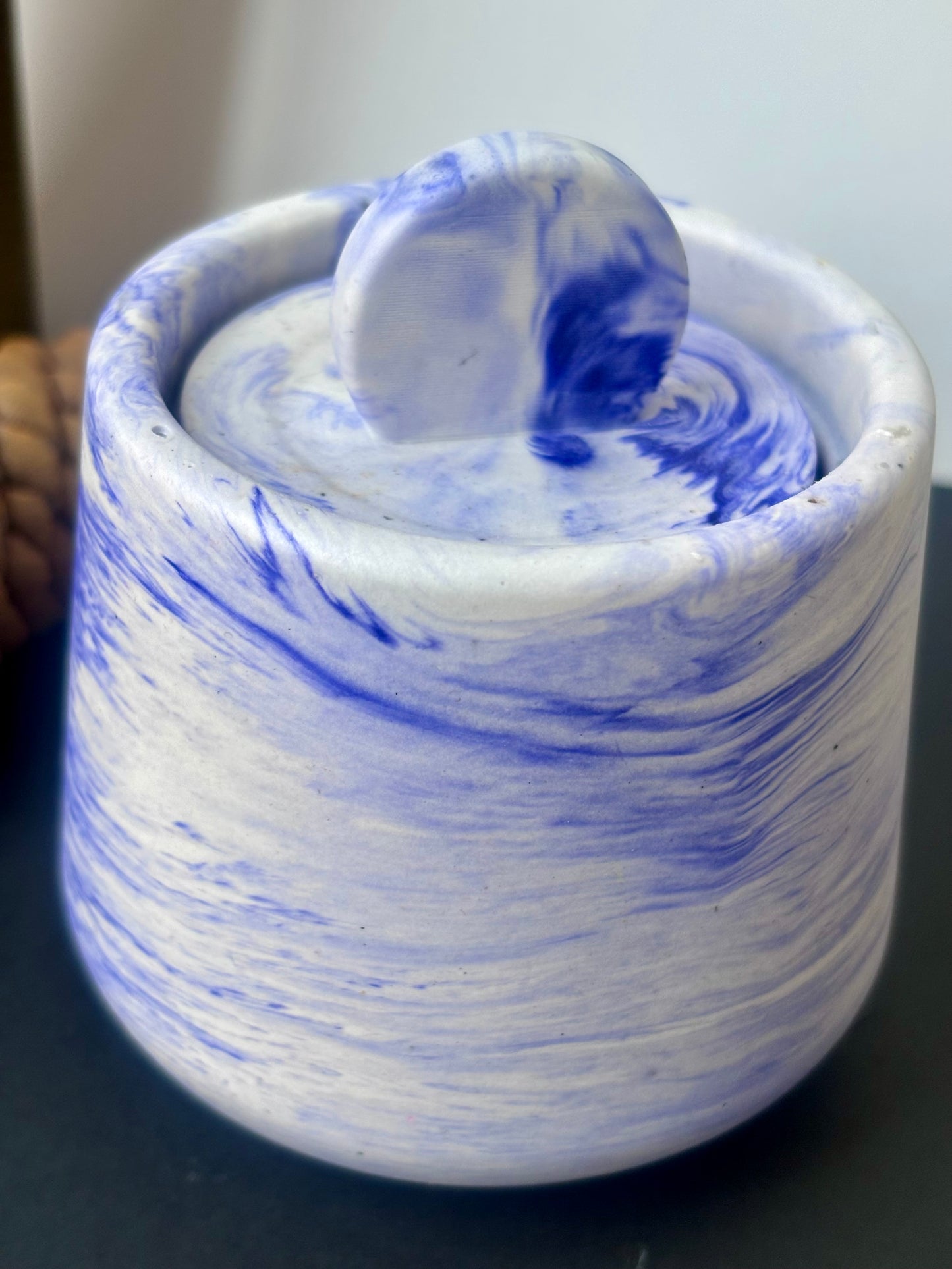 Pot décoratif en jesmonite marbrée bleu outremer avec couvercle – Studio Unik