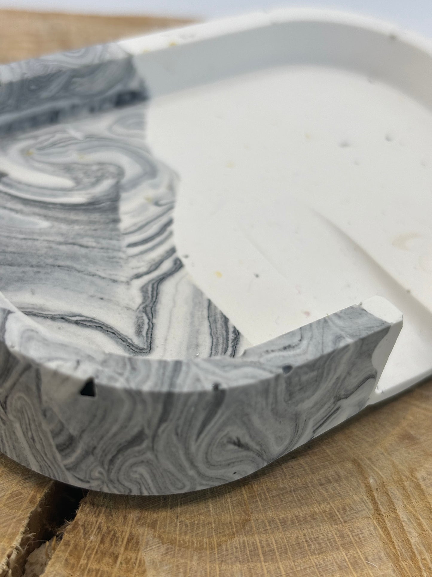 Porte savon nuances marbrées de forme rectangle avec écoulement d'eau