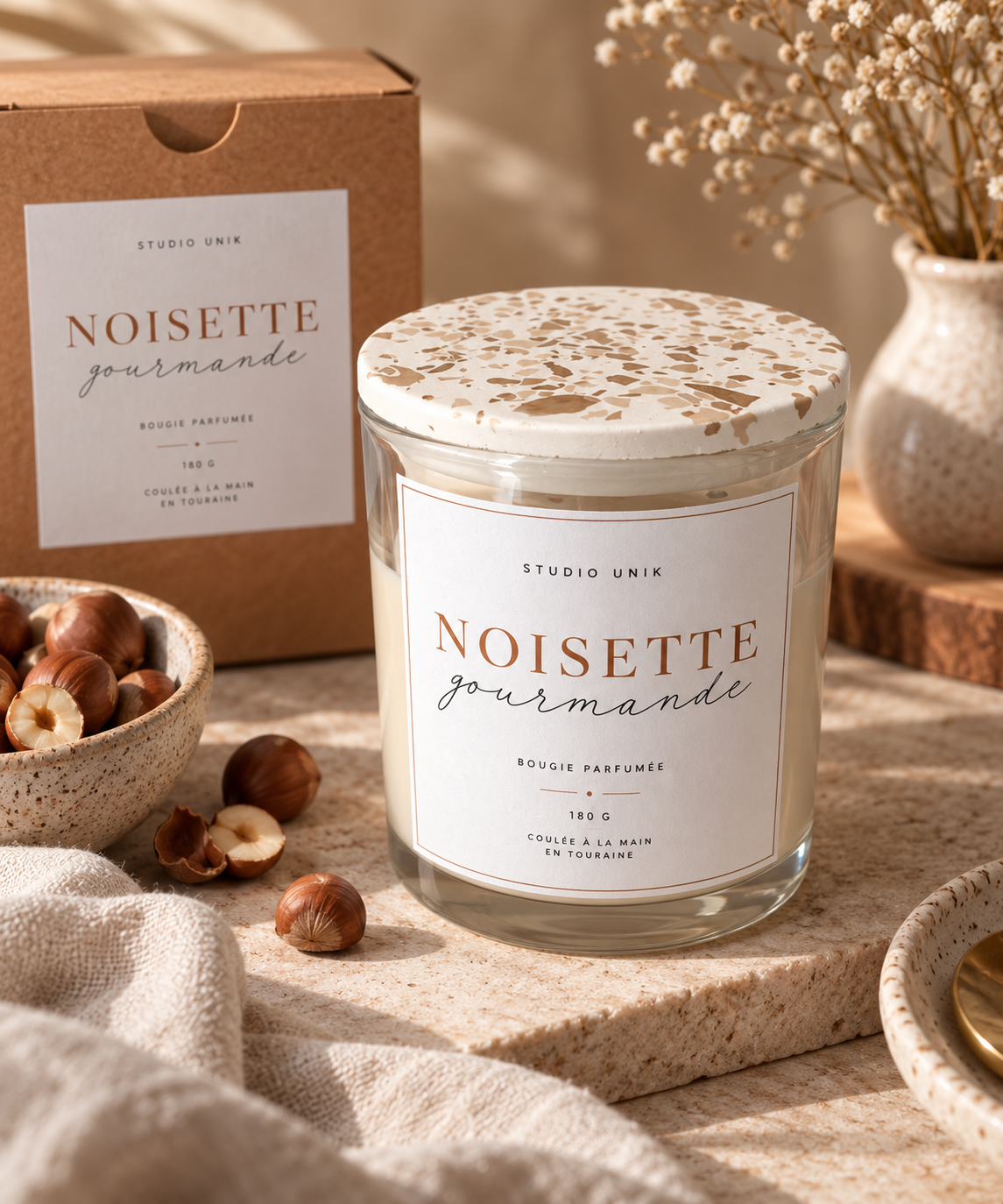 Bougie parfumée coulée dans un contenant en jesmonite Terrazzo terracotta, senteur noisette