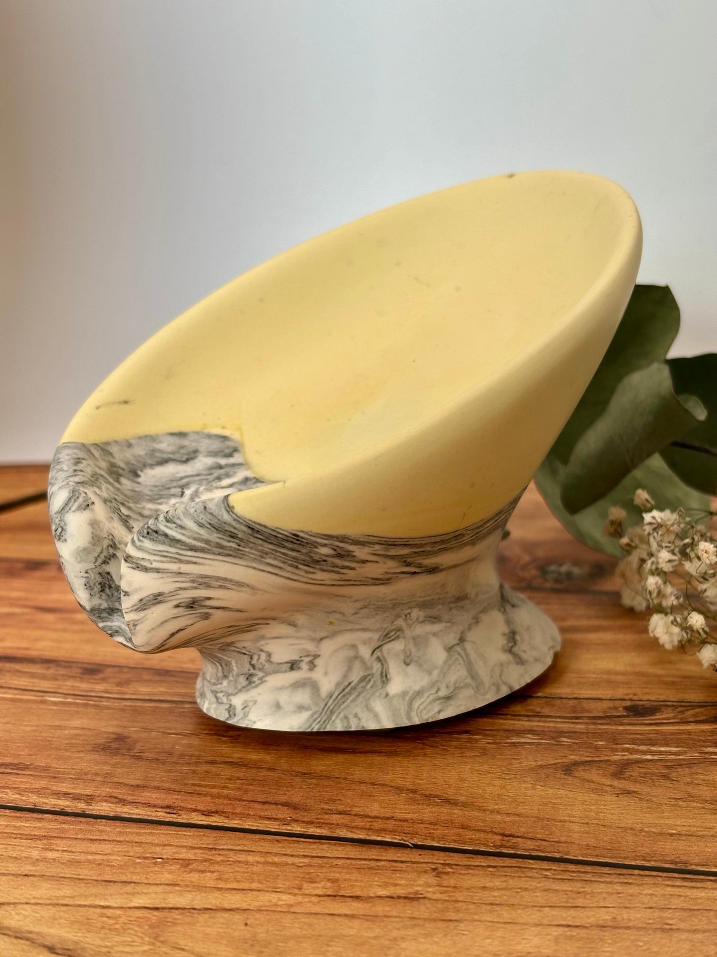 Porte savon Jaune sur pied en Jesmonite