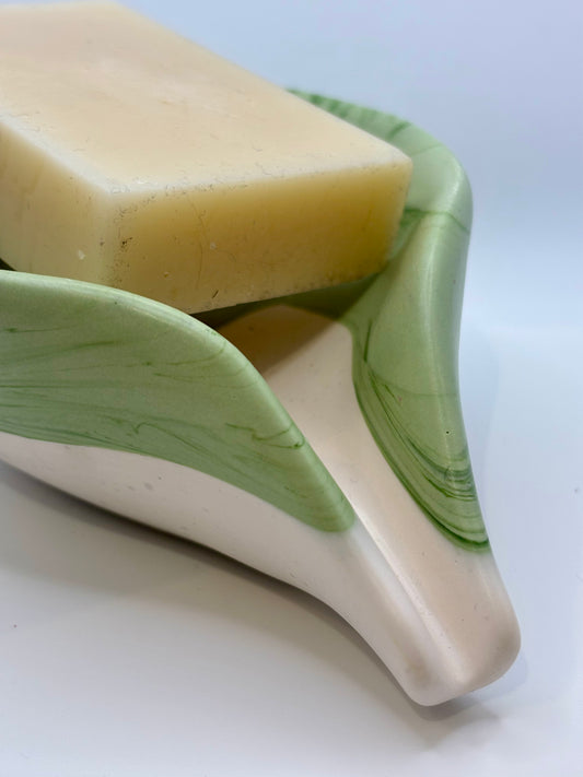 Porte-savon en forme de feuille vert marbré et blanc cassé