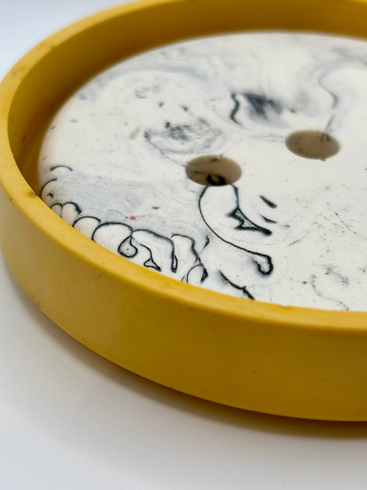 Porte savon rond Jaune Moutarde et effet marbre en Jesmonite