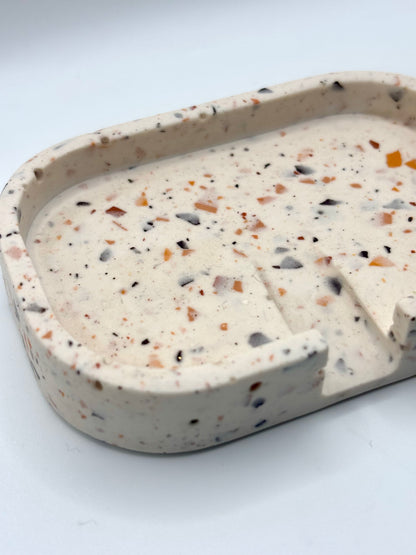 Porte savon en Jesmonite effet Terrazzo terracotta
