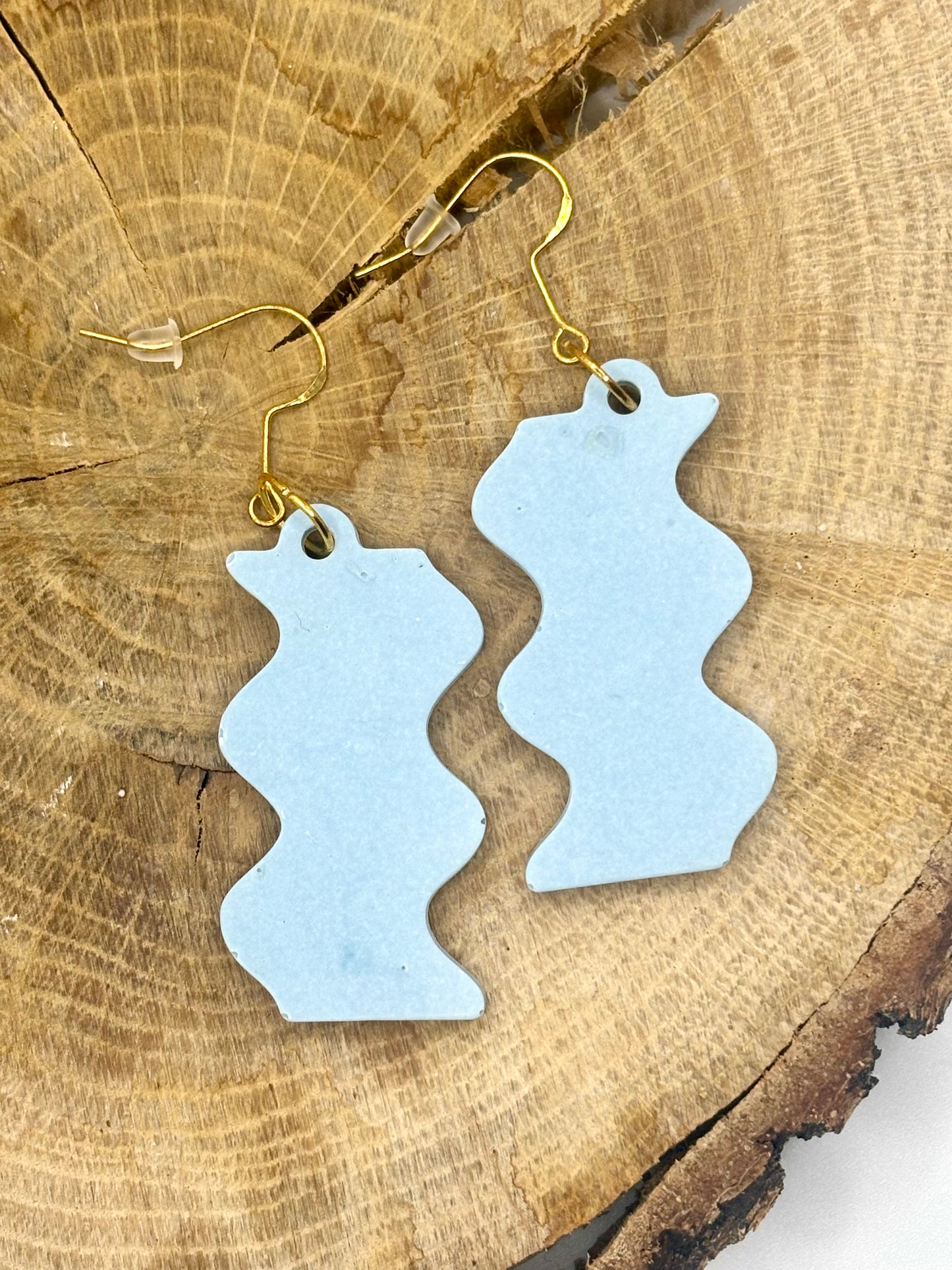 Boucles d’oreilles vague en jesmonite