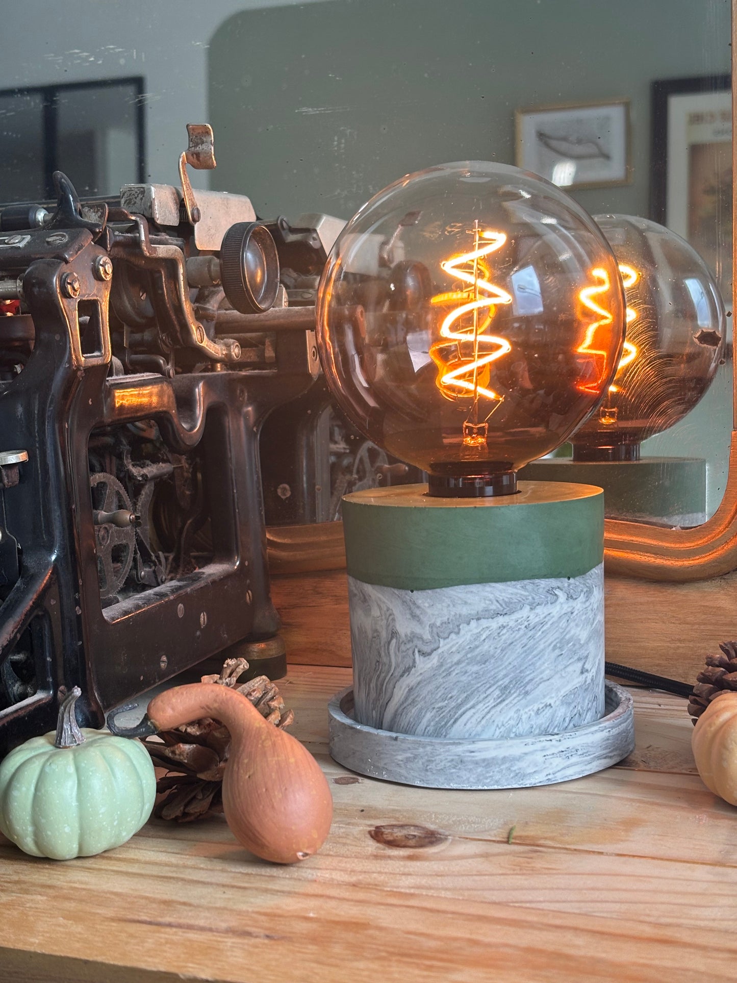 lumiere de bureau en Jesmonite effet marbre et vert sapin